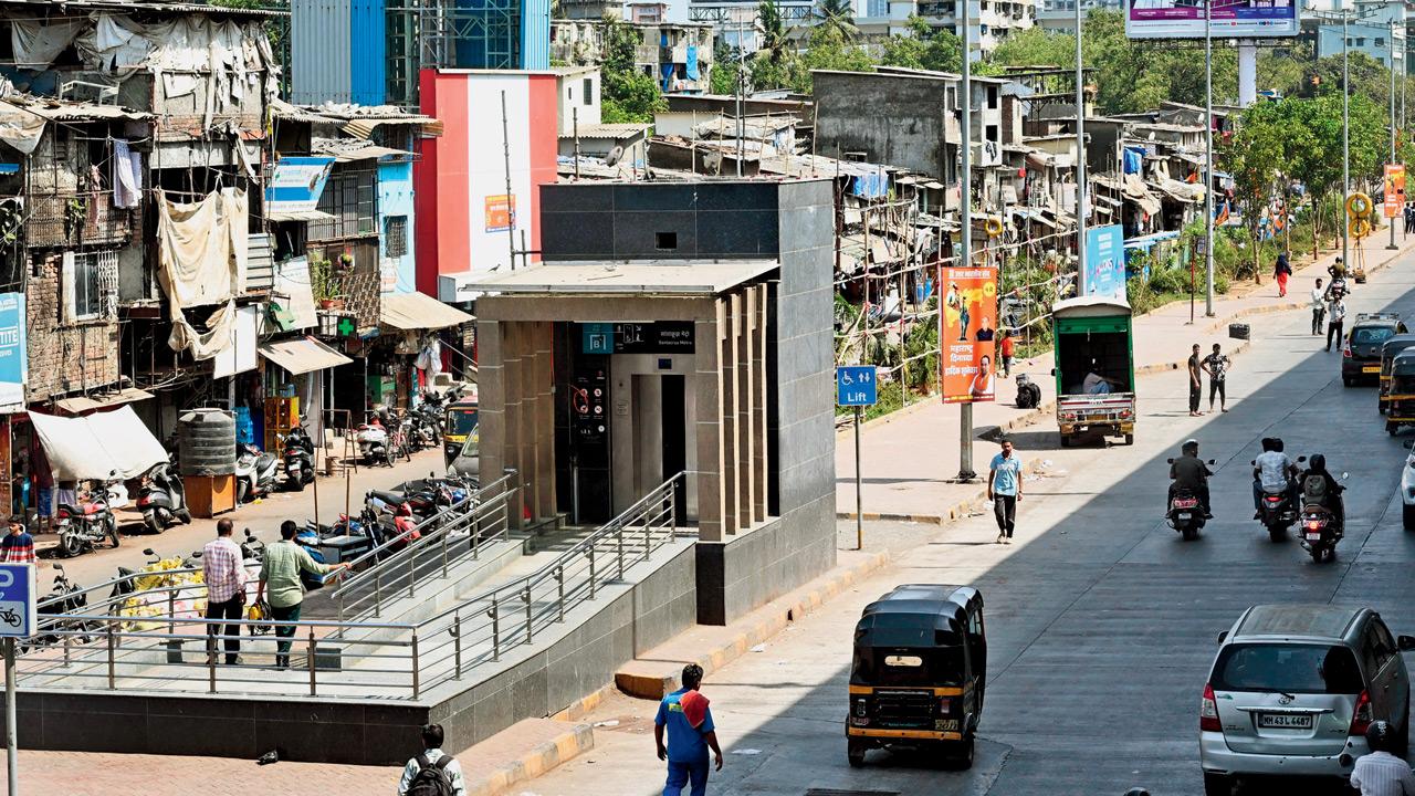 Santacruz Metro station (Aqua Line 3) entry on Western Express Highway has gaps in last mile connectivity. PIC/Satej Shinde