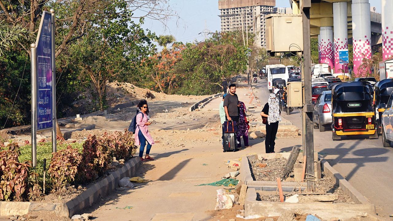 At Aarey JVLR Metro station (Aqua Line 3), commuters walk 100–200m for BEST buses or rickshaws. PIC/SATEJ SHINDE