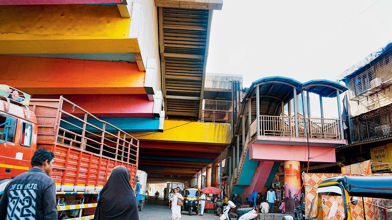 Commuters struggle with last-mile link from Sakinaka to BKC at Sakinaka Metro station (Metro 1). PIC/DWEEP BANE