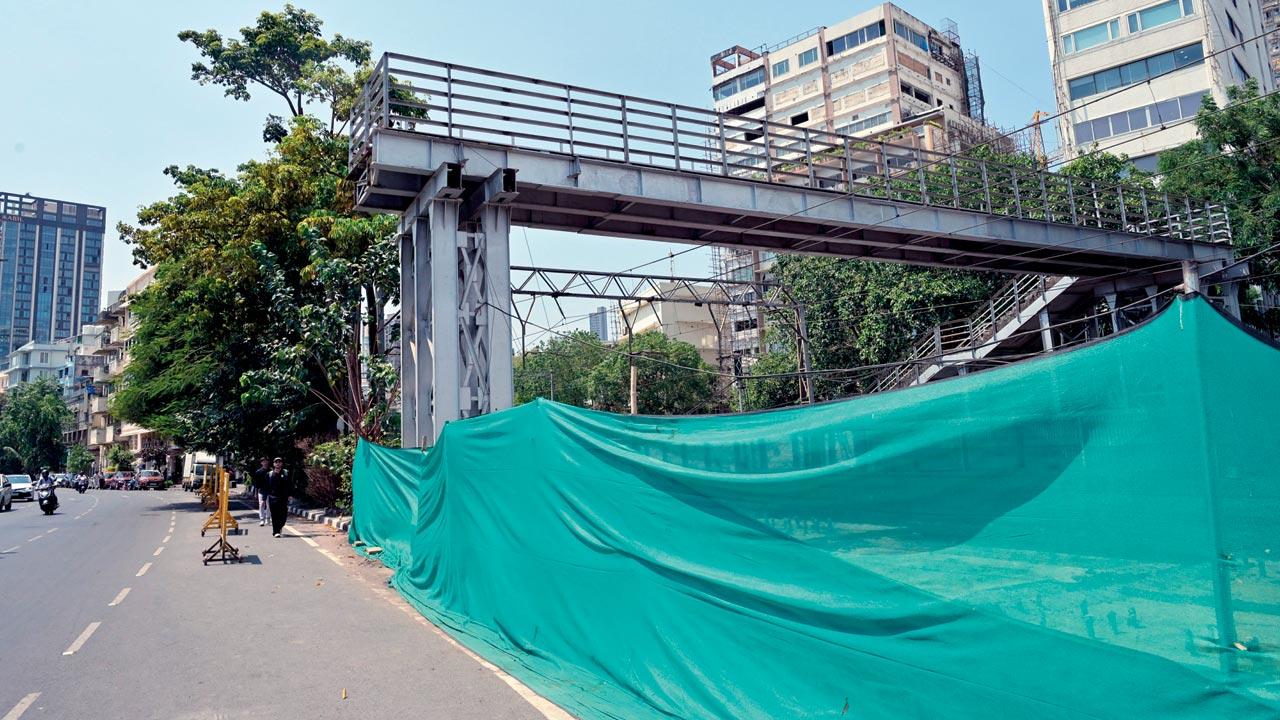 The under-construction bridge in Charni Road. Pic/Sayyed Sameer Abedi