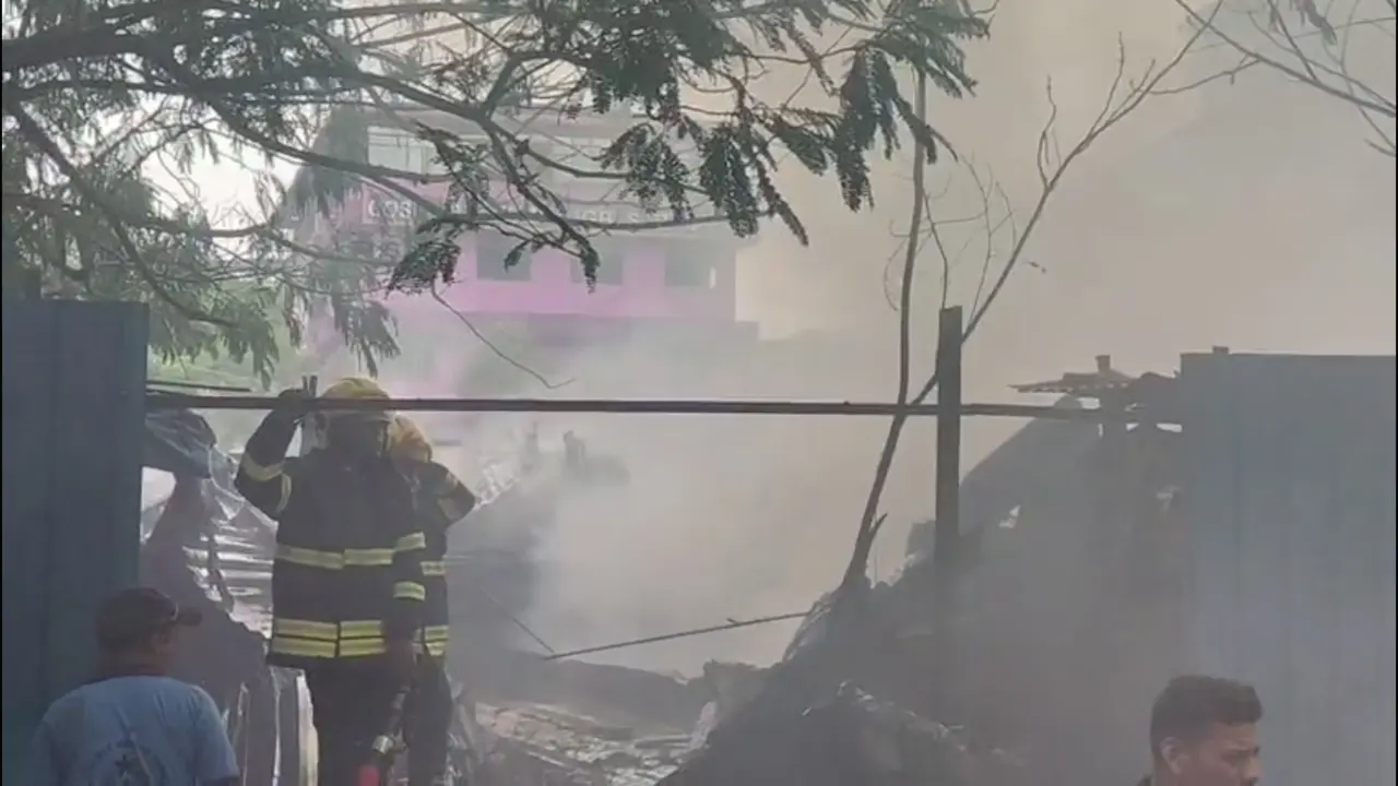 Fire in tin huts near Mumbai leads to cylinder explosions; no injuries reported