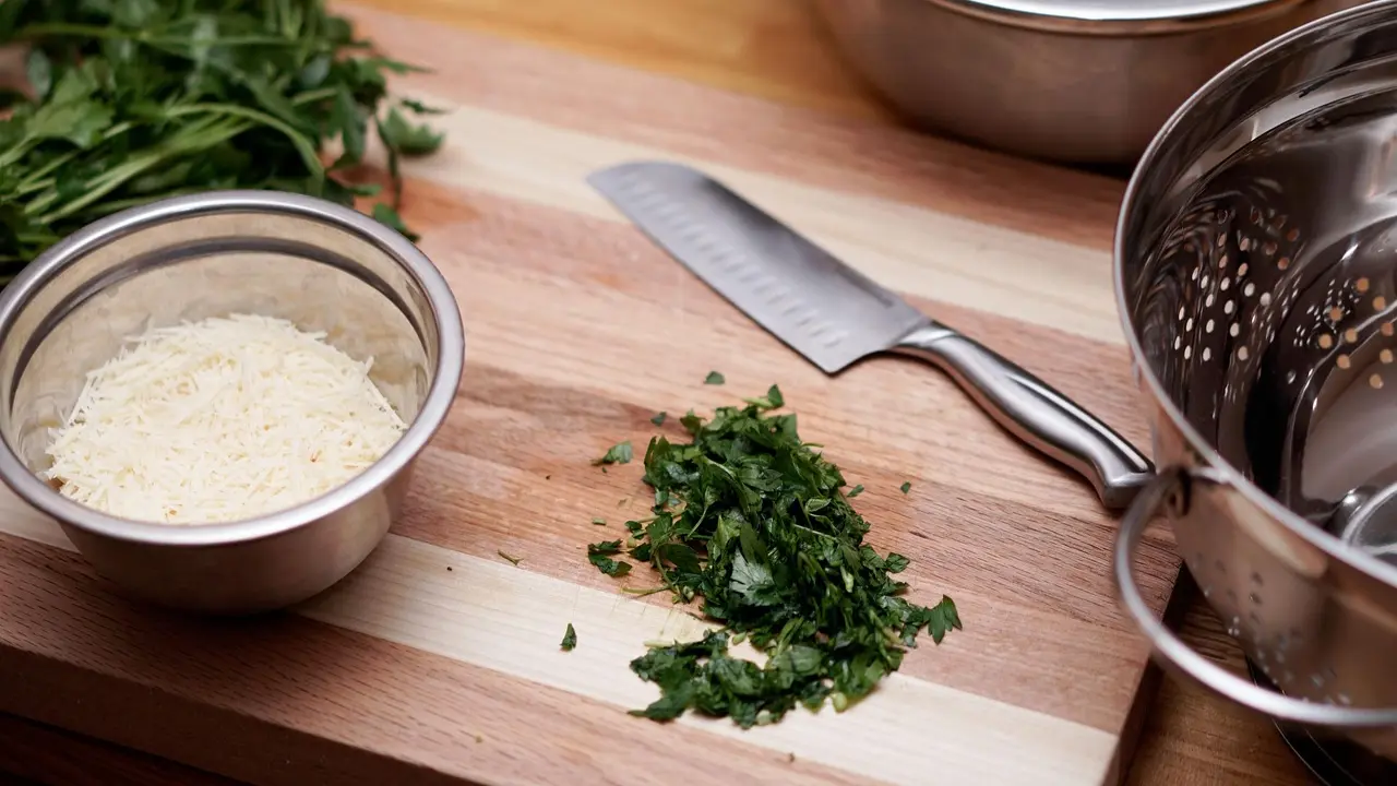 Cook your mother a meal Isn't she the one who is always making meals for you? How about you cook a meal or two for her on the day? While going out for brunch is easy, take the effort and she will be even more proud of you