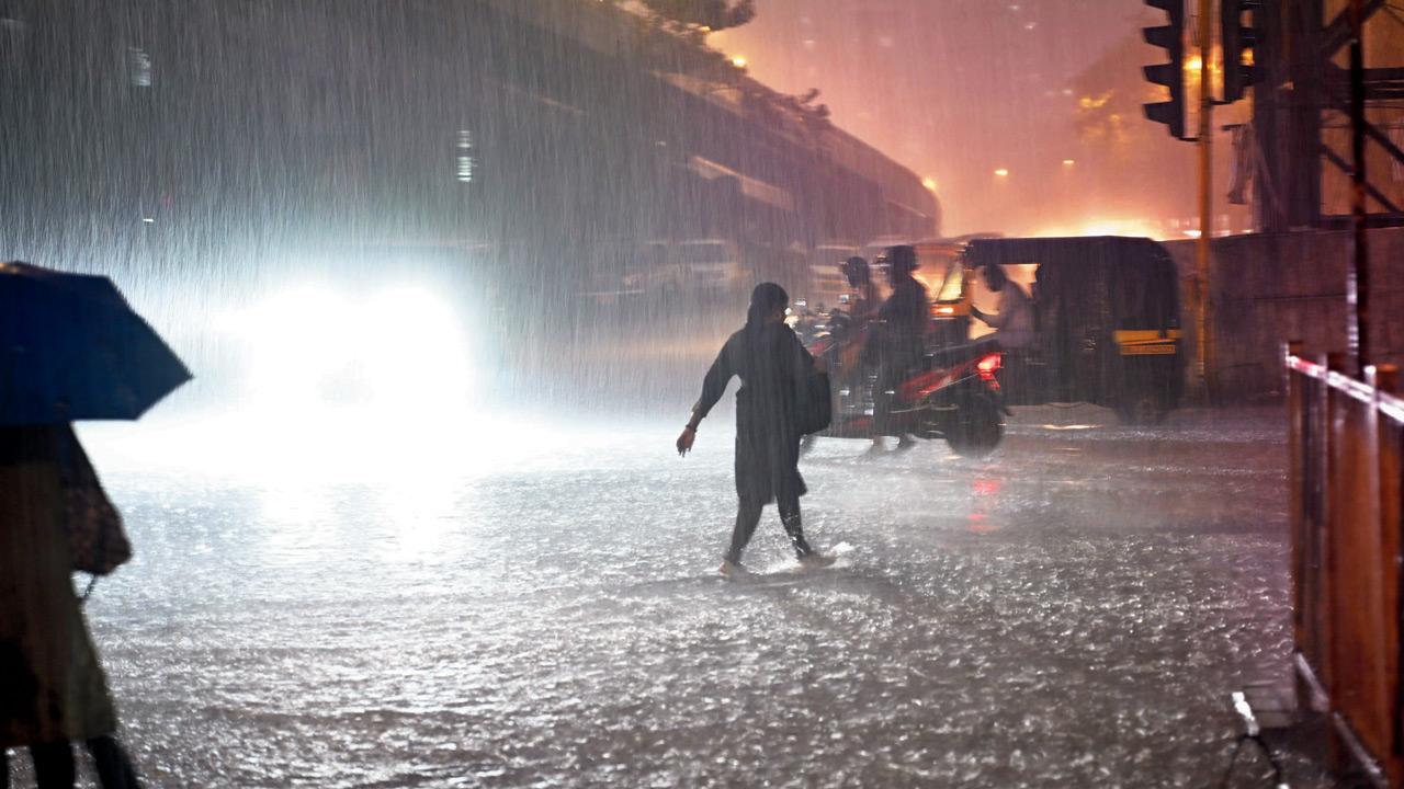 Thunderstorms lashed the city on Tuesday as seen on the WEH in Kandivli. Pic/Satej Shinde