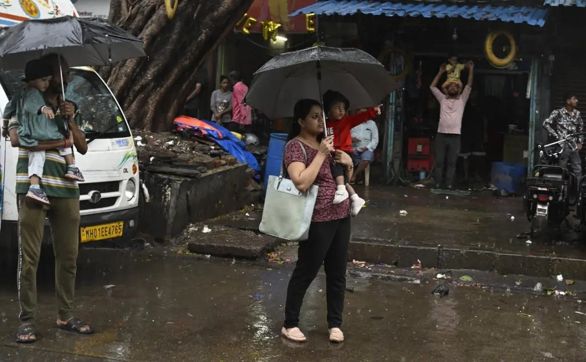 Mumbai LIVE: Pre-monsoon showers hit parts of the city