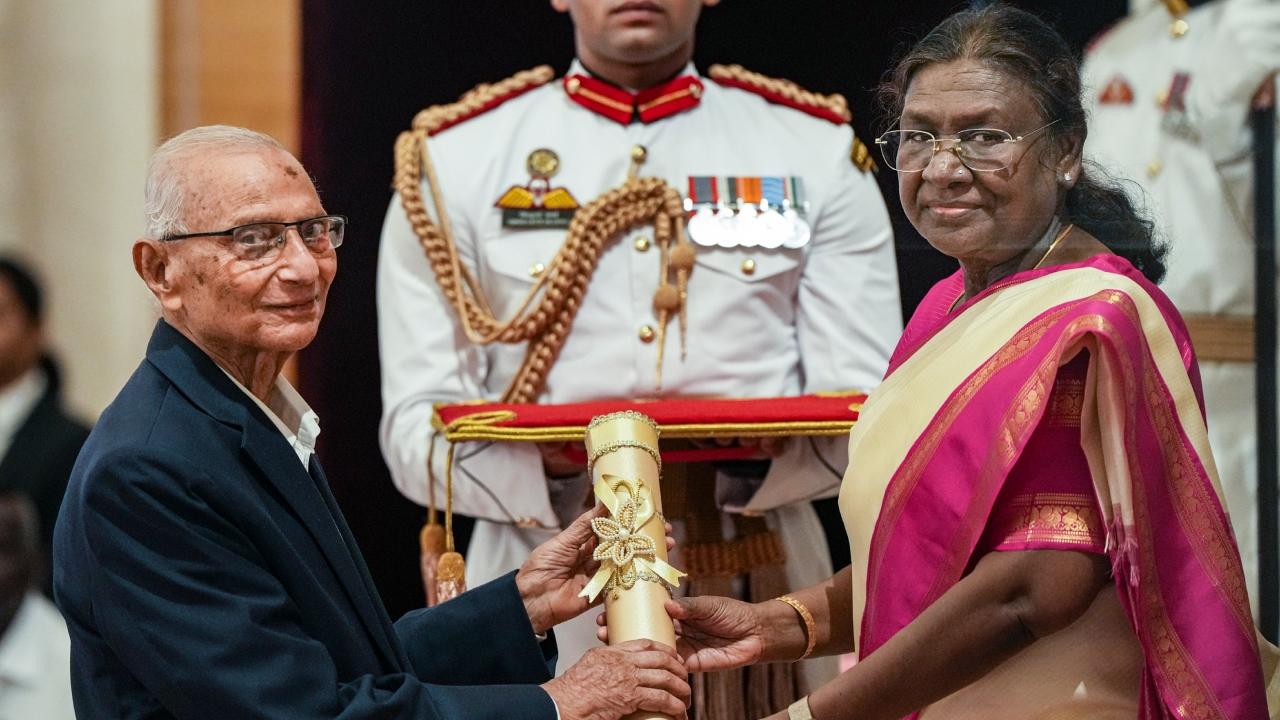 The award for economist Bibek Debroy and former Maharashtra CM and Lok Sabha Speaker Manohar Joshi was received by Debroy's wife and Joshi's son