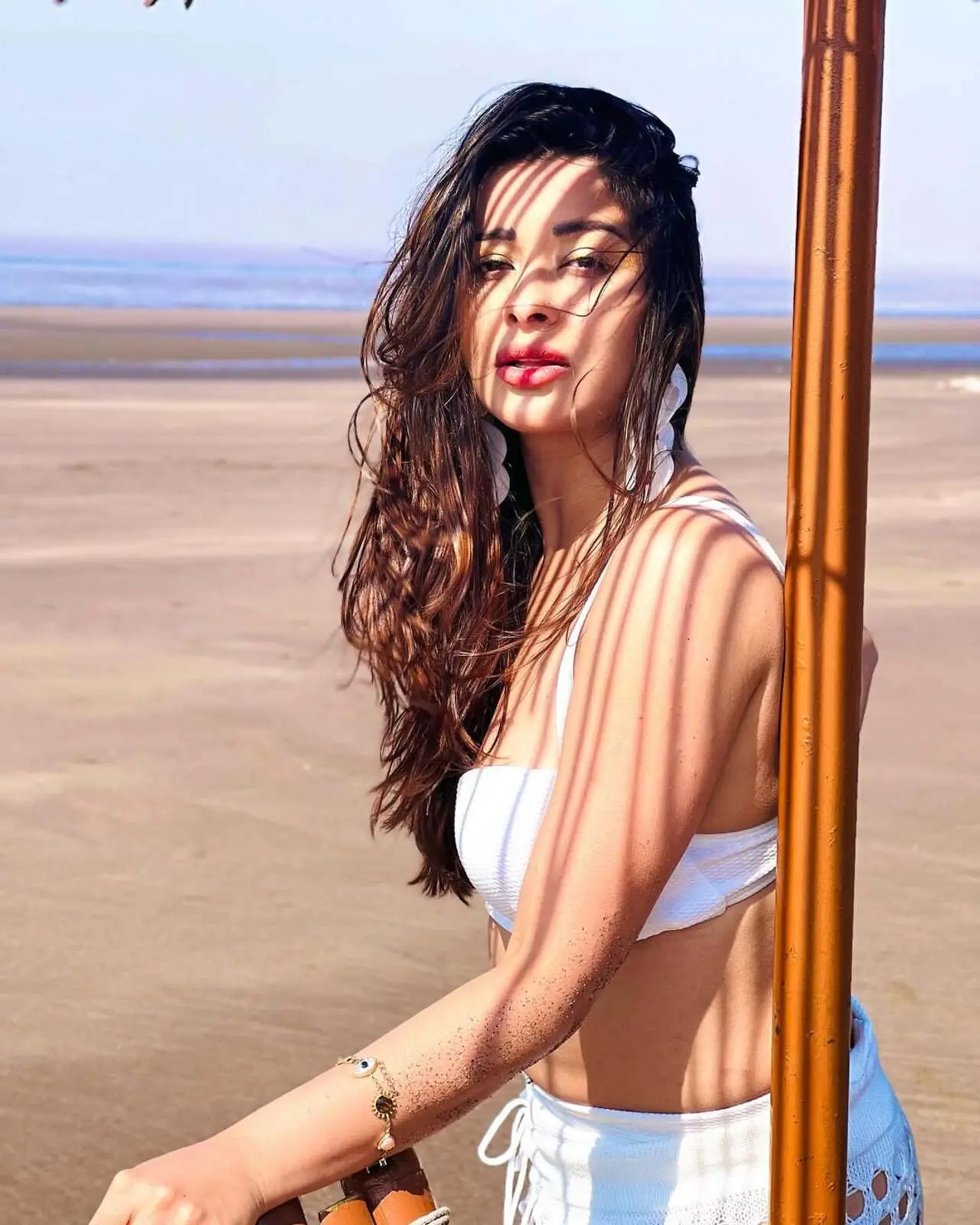 For makeup, she chose shiny pink lipstick and minimal eyeshadow. Don’t worry — her chic bracelet didn’t go unnoticed. In this picture, as Nyrraa soaks in some vitamin D, we couldn’t take our eyes off her