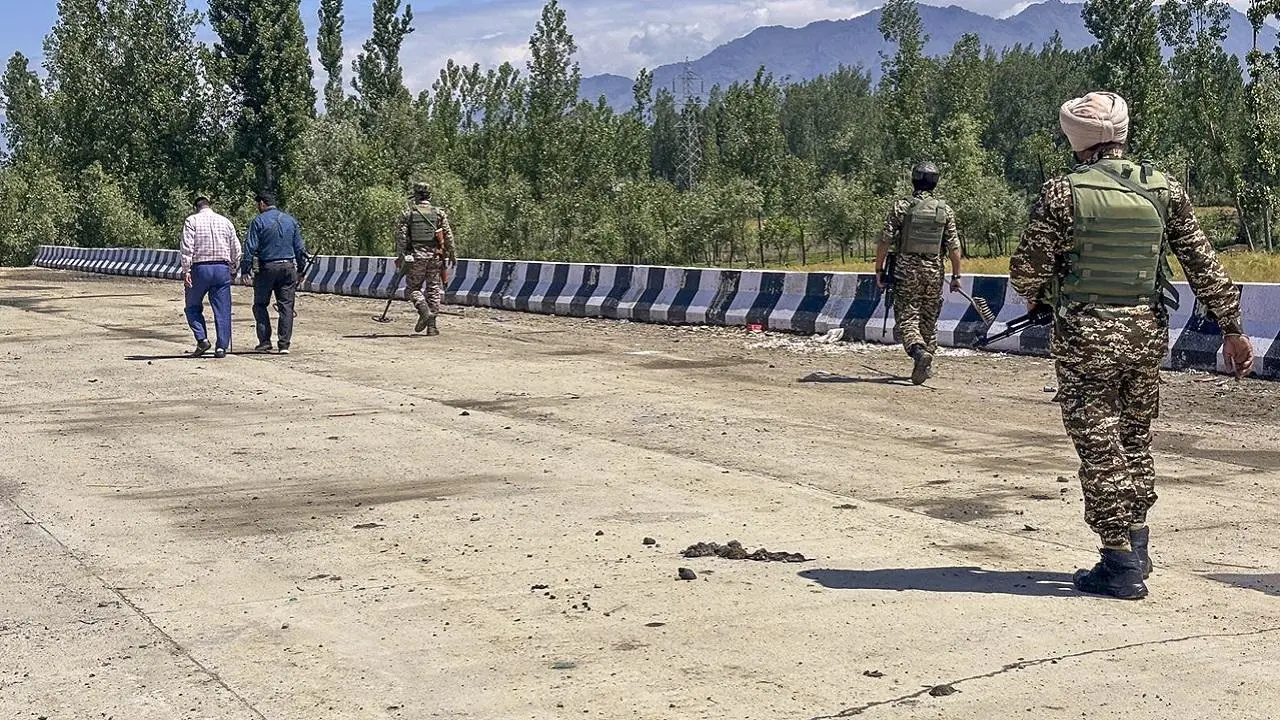 India-Pakistan Tensions LIVE: Army officer reviews security situation in J-K