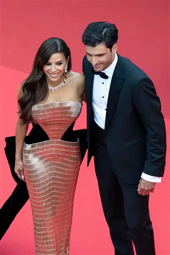 US actress, producer, and director Eva Longoria and Spanish Formula One driver Carlos Sainz Jr. made a stylish duo on the red carpet. Eva looked drop-dead gorgeous in a grand golden gown, while Carlos complemented her in formalwear