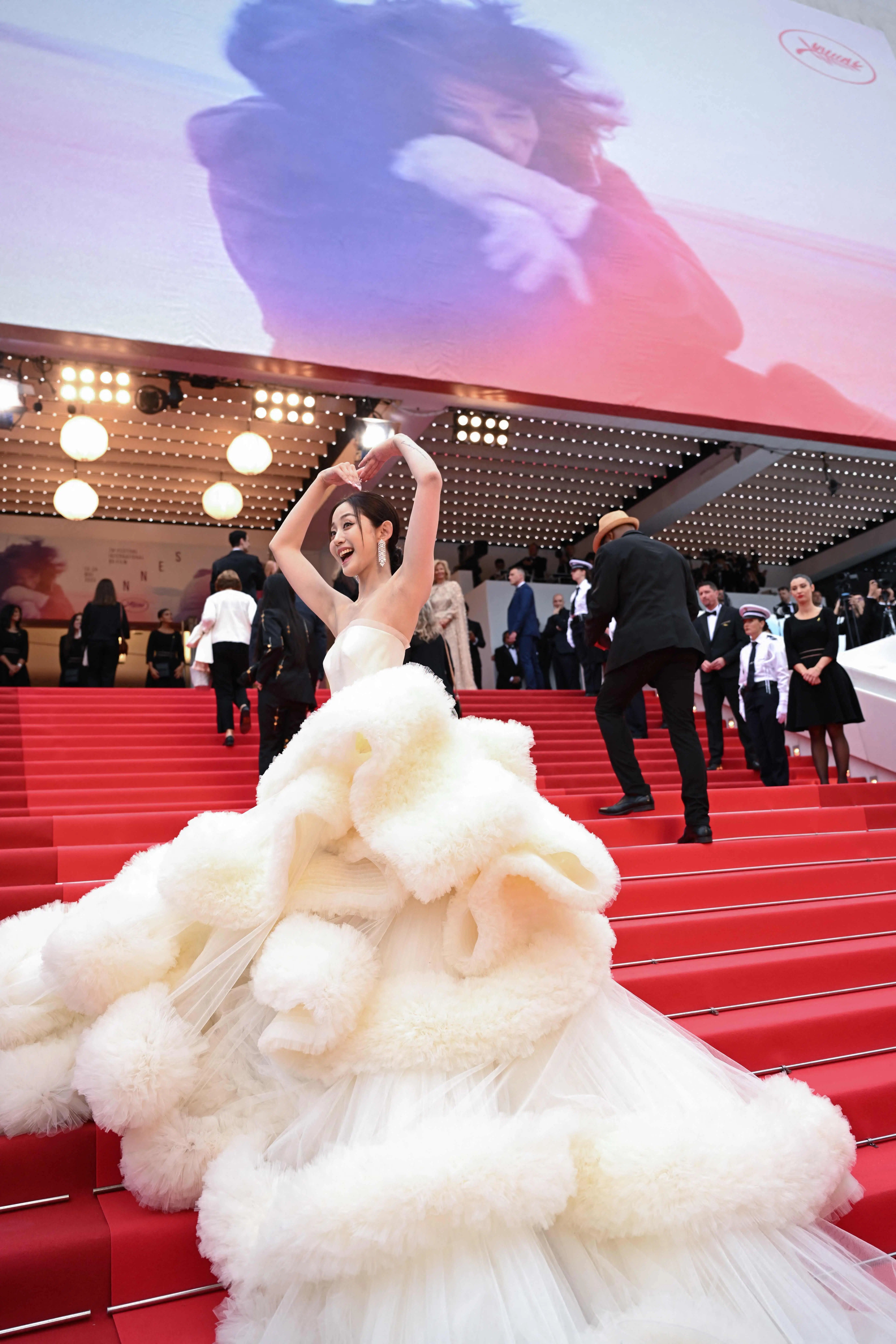 Chinese actress and influencer Wan Qianhui turned heads in a grand white gown with a sweeping trail. She lit up the red carpet with her bright smile and standout style during the Opening Ceremony