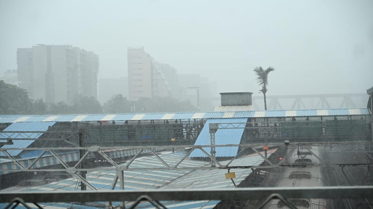 The Indian Meteorological Department (IMD) on Wednesday issued a weather alert for Mumbai, predicting thunderstorm, lightning, winds and moderate spells of rains. PIC/SATEJ SHINDE