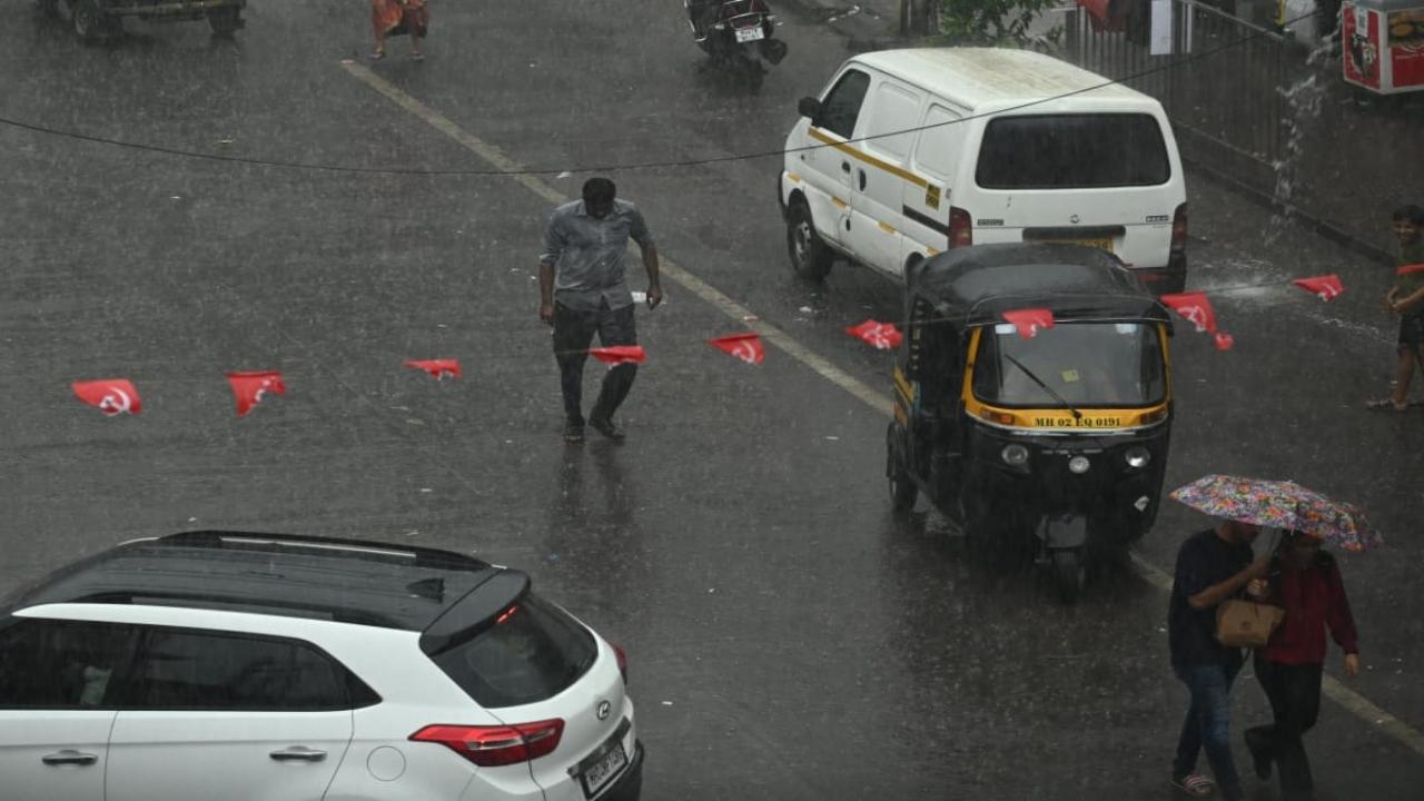 The city has been receiving moderate and light spells of rains since Tuesday night. PIC/SATEJ SHINDE