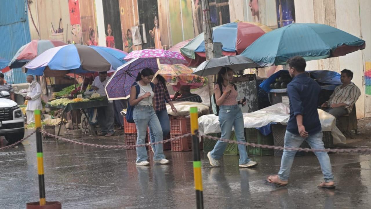 Rains were witnessed in several areas of south Mumbai, too, including in Matunga (seen above). PIC/SAYYED SAMEER ABEDI  