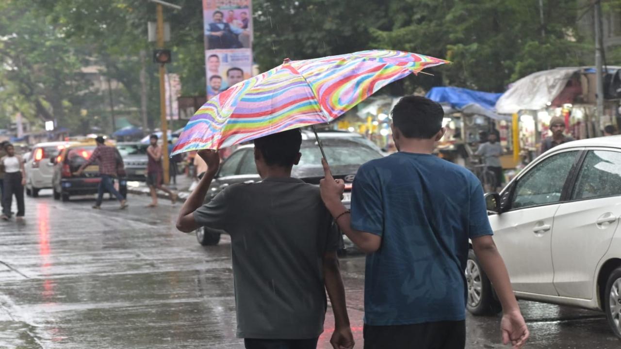 The IMD had also predicted thunderstorm accompanied with lightning, light to moderate rainfall and gusty winds at isolated places in Raigad, Pune, Jalgaon, Satara, Sangli, Kolhapur Beed, Jalna, Chhatrapati Sambhajinagar, Latur, Amravti.  PIC/SAYYED SAMEER ABEDI  