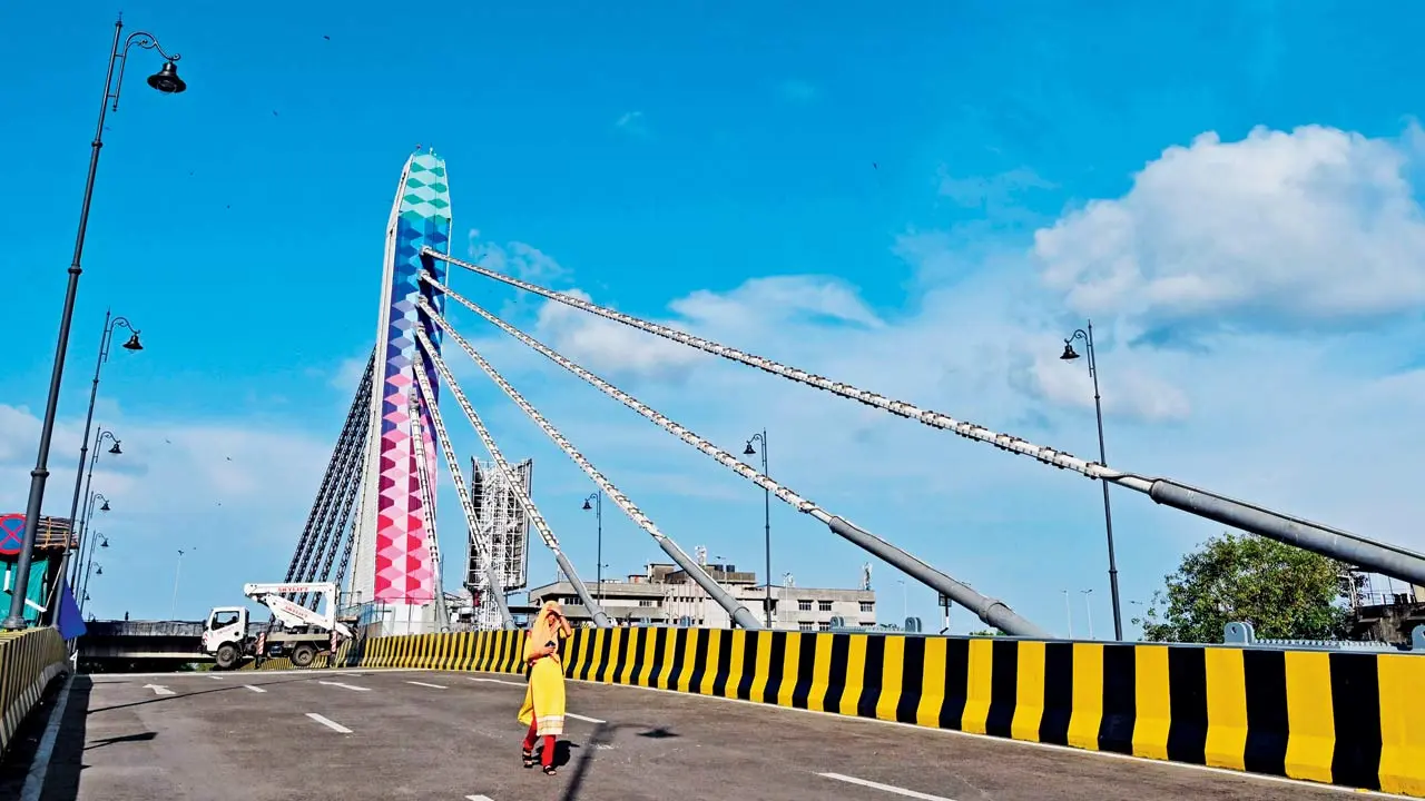 The Reay Road cable-stayed bridge, which is to be inaugurated by Chief Minister Devendra Fadnavis at 7 pm on Tuesday. PICS/SHADAB KHAN