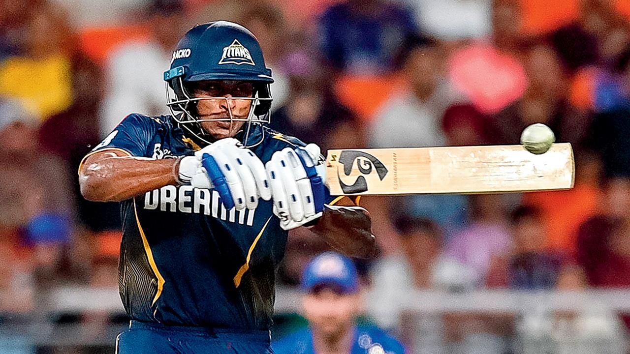 Sai Sudharsan de Gujarat Titans en la ruta de su 49 bolas 80