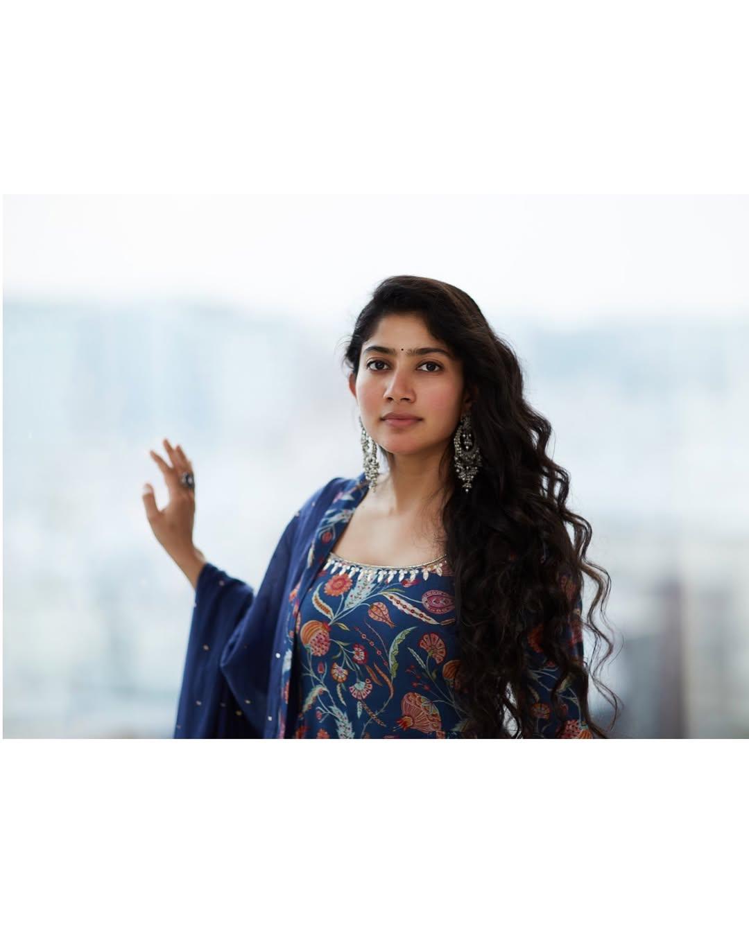 To style her stunning appearance, she wore long, intricate earrings and a matching ring. The bindi on her forehead caught our eyes, while the kohl-rimmed eyes had us all melting like butter in the sun