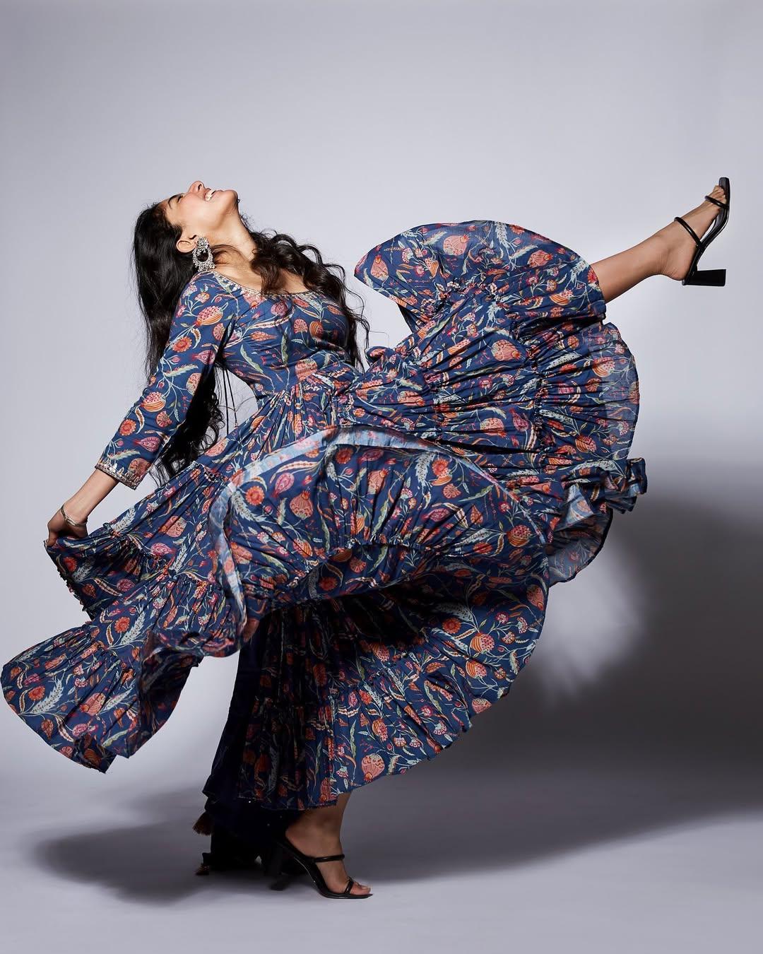 In this look, Sai wore a stylish, simple palazzo set, which she paired with small black heels that gave it a touch of grace. This picture in the series is just our favourite because of the cute yet stylish pose that Sai struck