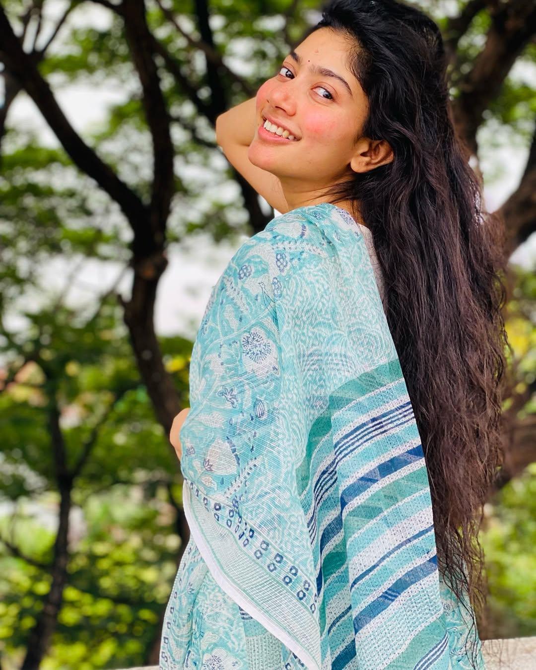 Sai not only ditched makeup, but to slay this look, she didn’t even need accessories—no earrings, neckpiece, or other jewellery. It was her smile that made this look so pretty