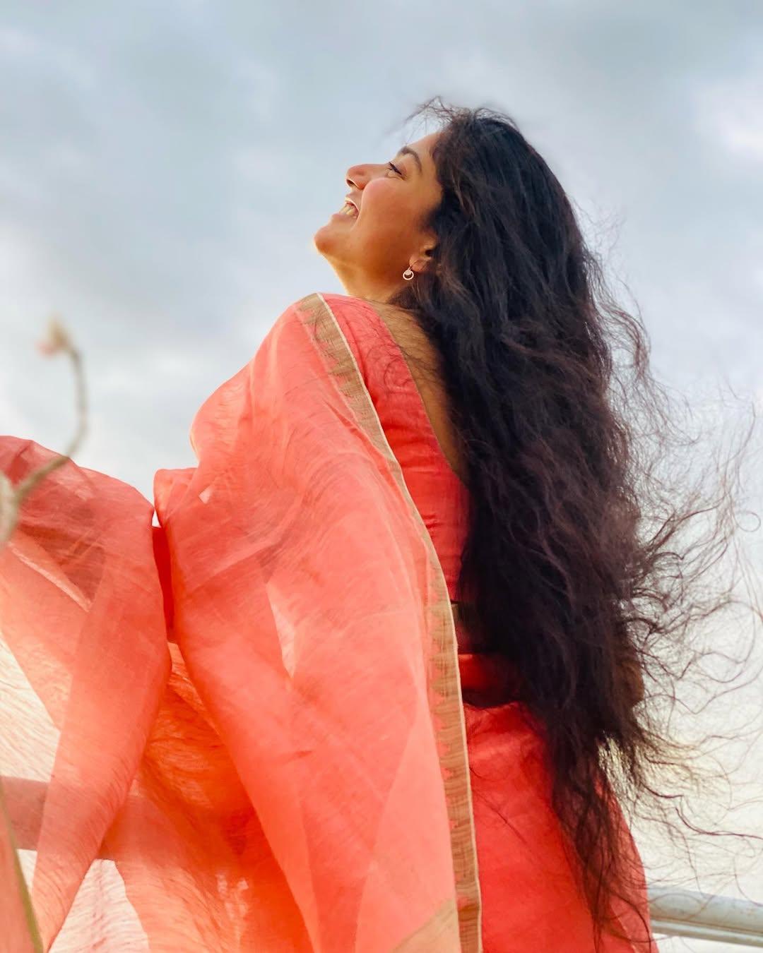 For earrings, she chose very small golden studs, but what caught our eyes was that yet again—no blush or heavy eye makeup. Yet again, Sai slayed. She left her hair open, letting it flow freely