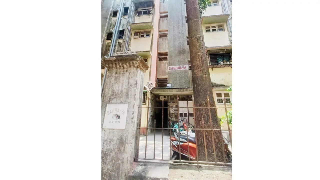 Saphalya Society on Kasturba Cross Road, Kandivli West, where the Dharod family lives on the second floor. Pics/Shirish Vaktania