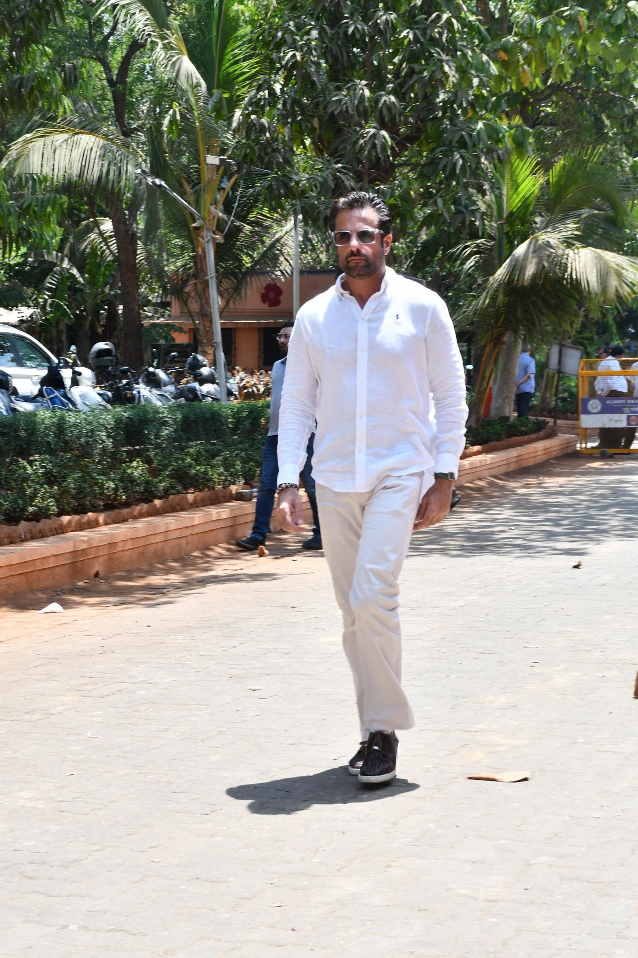 Fardeen Khan also arrived at the crematorium this morning to attend the last rites of Anil Kapoor's mother, who passed away last night at the age of 90