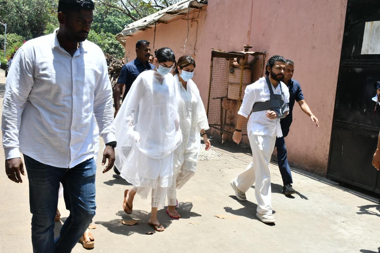 Janhvi Kapoor and Khushi Kapoor were accompanied by Shikhar Pahariya as they reached the cremation ground to pay their last respects to their grandmother, Nirmal Kapoor
