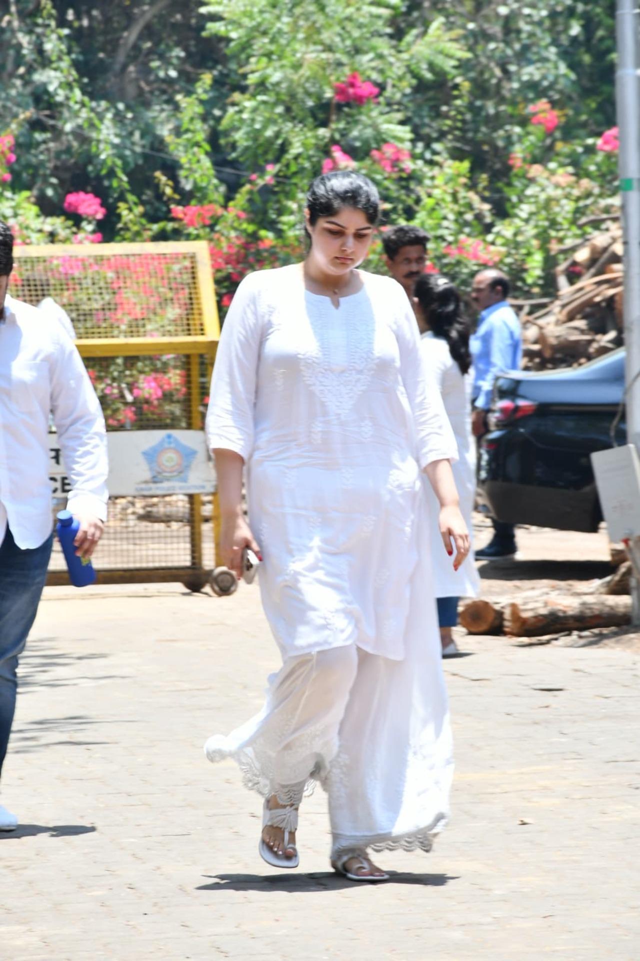 Anshula Kapoor avoided the cameras as she made her way inside the crematorium to attend the final rites of her late grandmother, Nirmal Kapoor