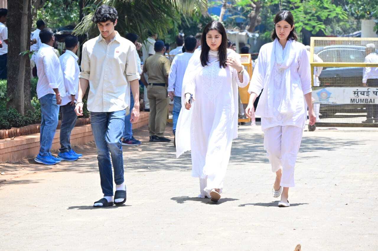 Maheep Kapoor looked extremely sad and was accompanied by Shanaya Kapoor as they reached the Vile Parle crematorium. It was a day of immense pain for the entire Kapoor family as they mourned the loss of their beloved Nirmal Kapoor