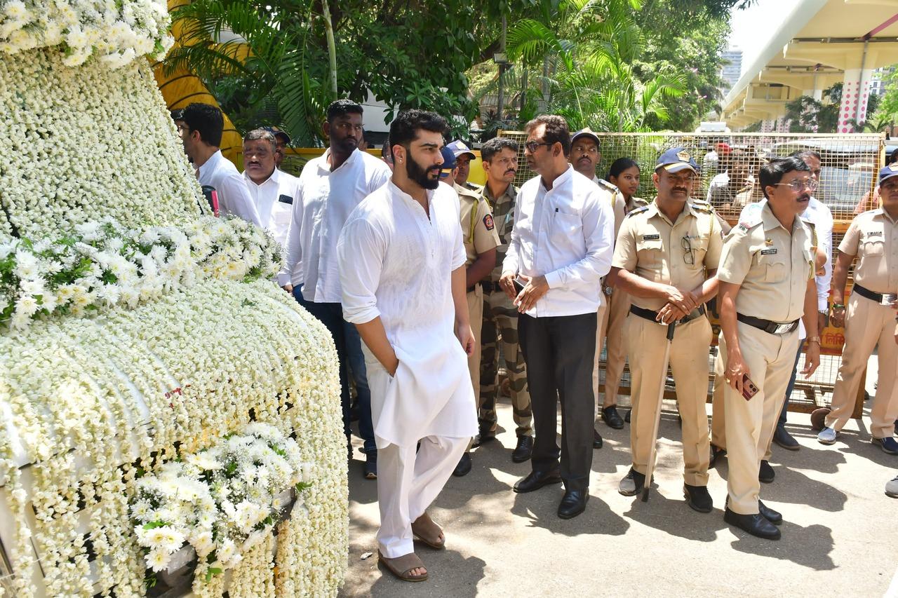 Arjun Kapoor was seen clearing the road as the ambulance, adorned with flowers, reached the cremation ground carrying the mortal remains of his grandmother, Nirmal