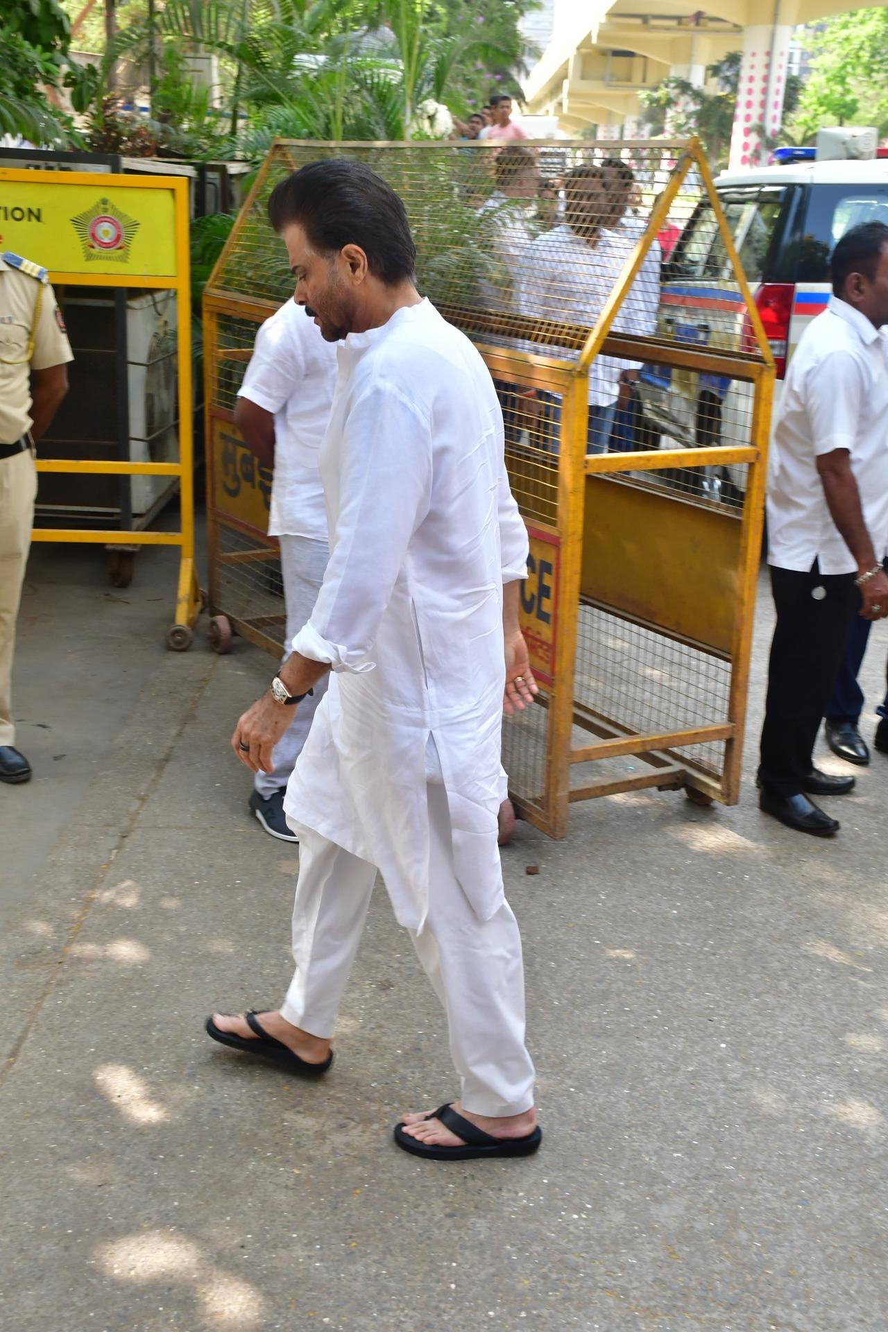 The final rites of Anil Kapoor's mother, Nirmal Kapoor, took place today at 11:30 am at Vile Parle Crematorium, Pawan Hans, S.V. Road, Mumbai. Anil reached the cremation ground for the final rites