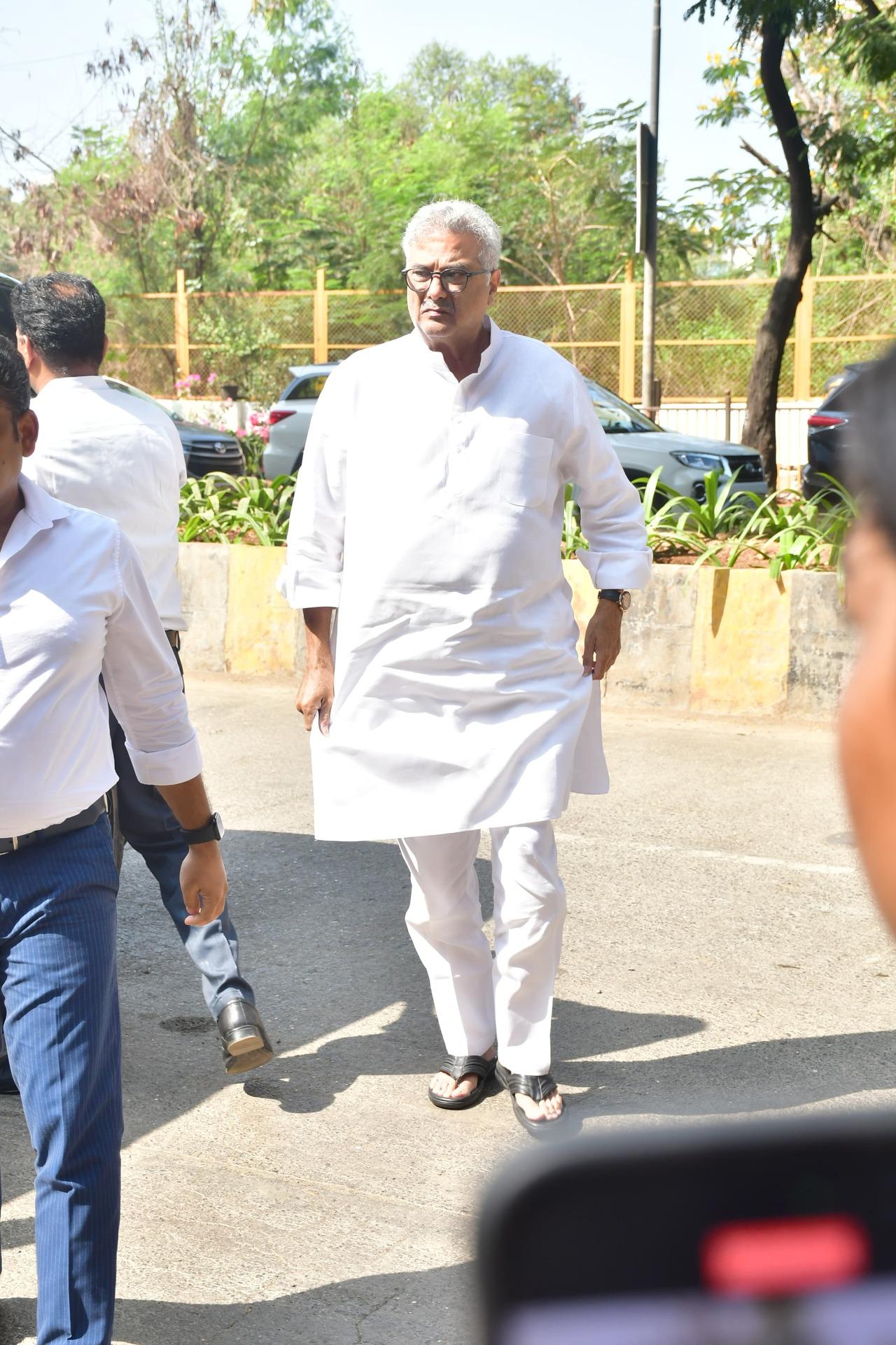 Boney Kapoor was snapped arriving at the cremation ground. Yesterday, after the demise of his mother, Boney issued an official statement on behalf of the entire Kapoor family
