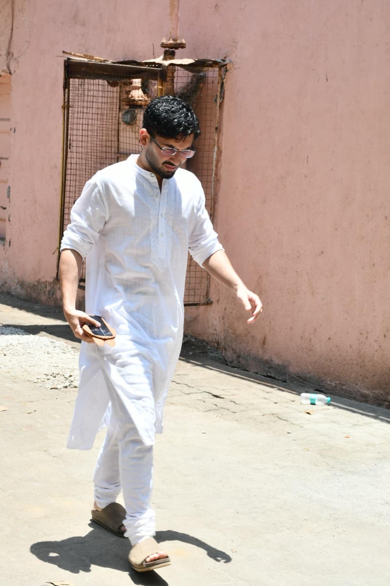 Orry was also snapped at the Vile Parle crematorium. He shares a close bond with Janhvi Kapoor and Khushi Kapoor, who are grieving the loss of their grandmother