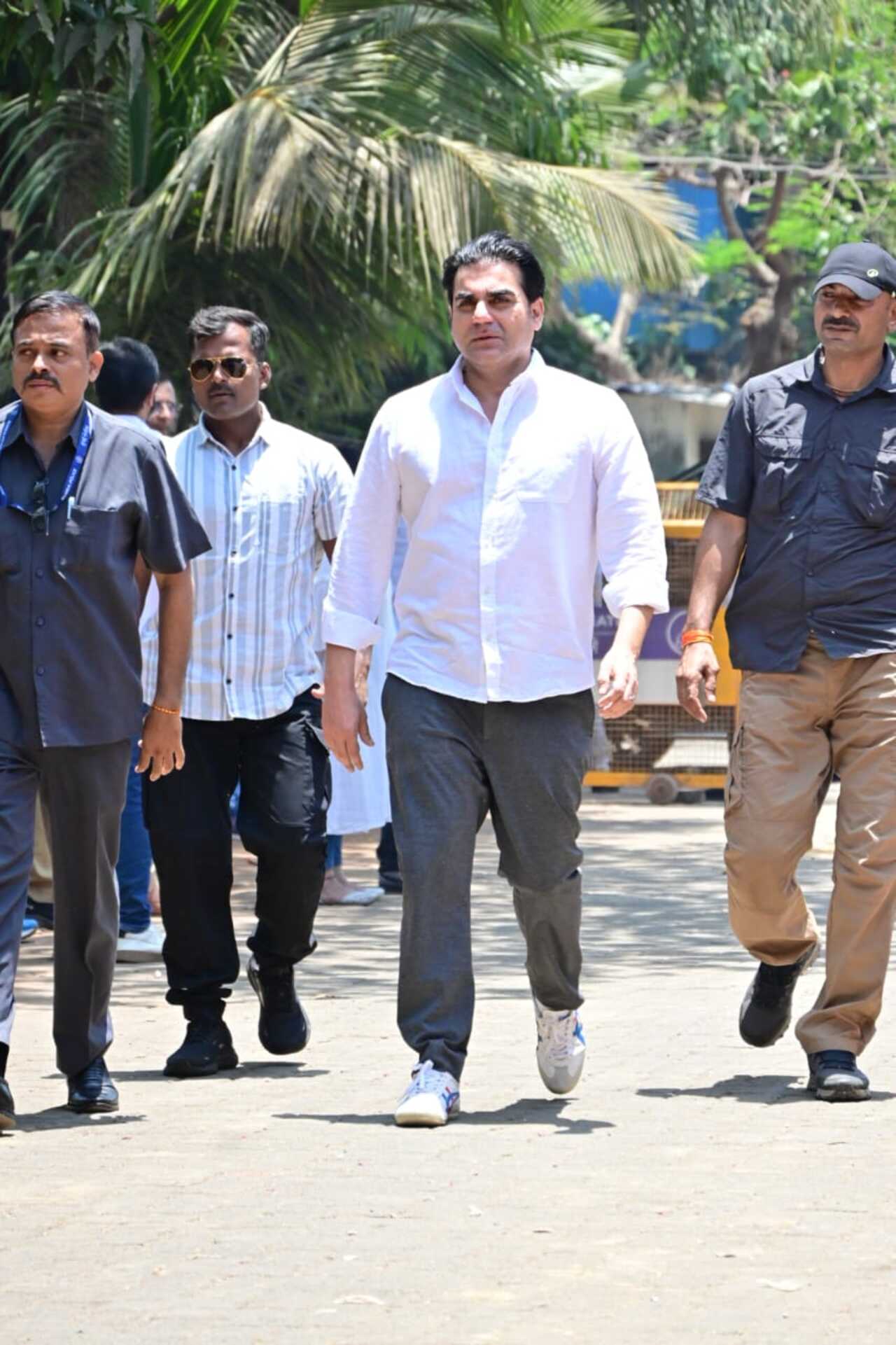 Arbaaz Khan was seen arriving at the crematorium to attend the final rituals of Anil Kapoor's mother, Nirmal Kapoor, who passed away at the age of 90 on May 2 at Kokilaben Hospital in Mumbai