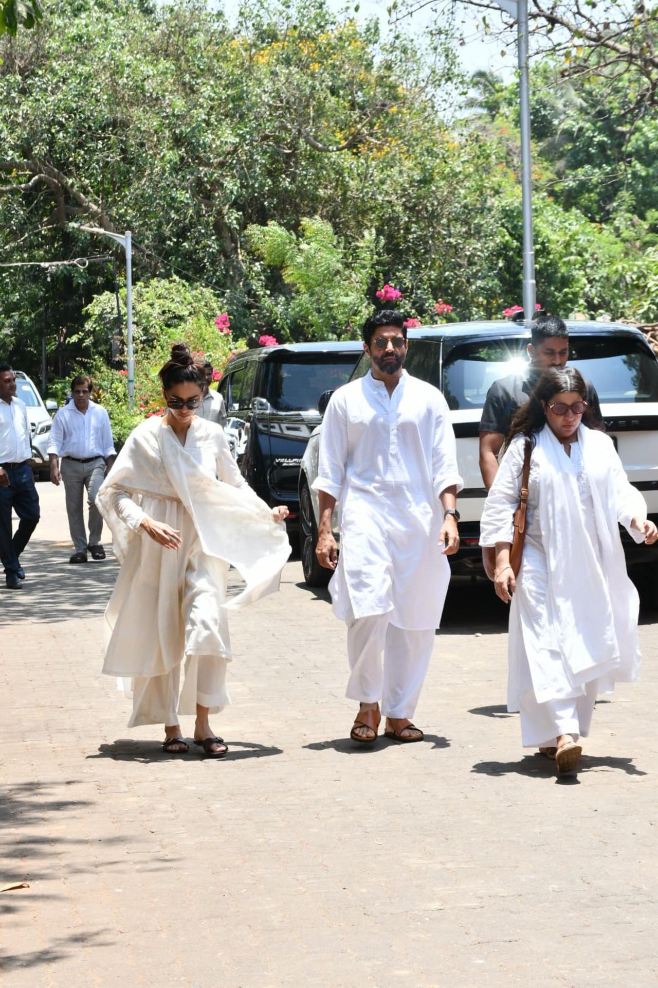 Farhan Akhtar and Shibani Dandekar were among the first to arrive at the Vile Parle Crematorium, Pawan Hans, to stand with the grieving family during these tough times