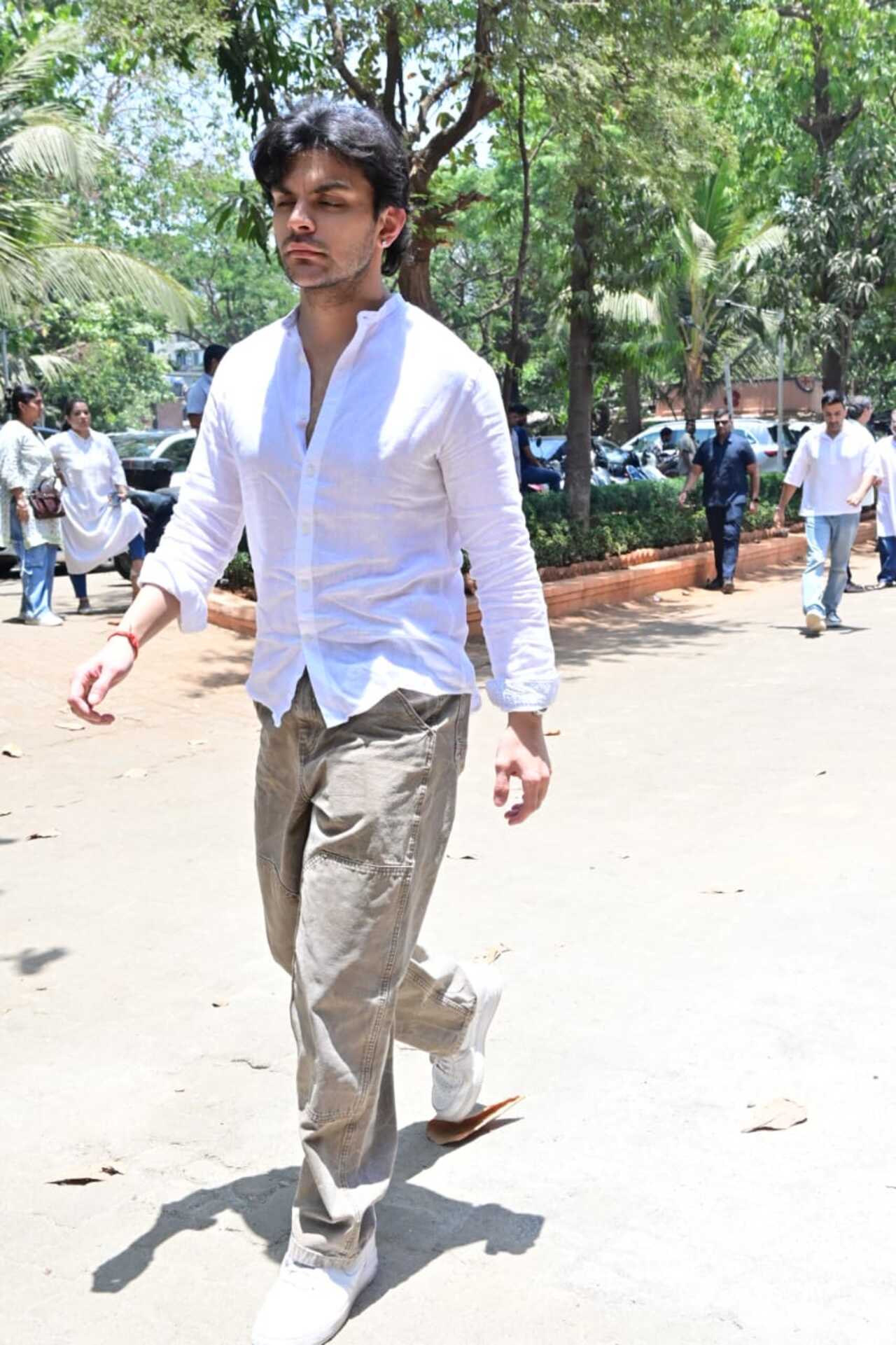 Veer Pahariya, who shares a close bond with Janhvi Kapoor and Khushi Kapoor, was seen reaching the Vile Parle crematorium to support the family during this tough time
