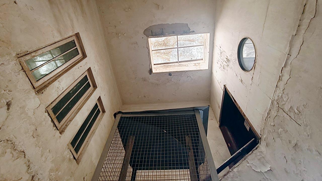 Built in 1936, Sneha Sandan is a magnificent example of an Art Deco building with portholes and a skylight. 