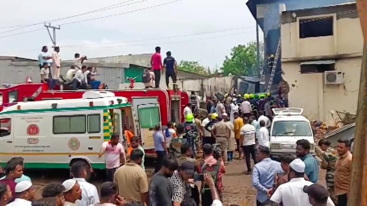 Three Fire Brigade personnel were injured during firefighting, which stretched till 8 PM, involving 100 water tankers, fire tenders, and several personnel of different fire brigades