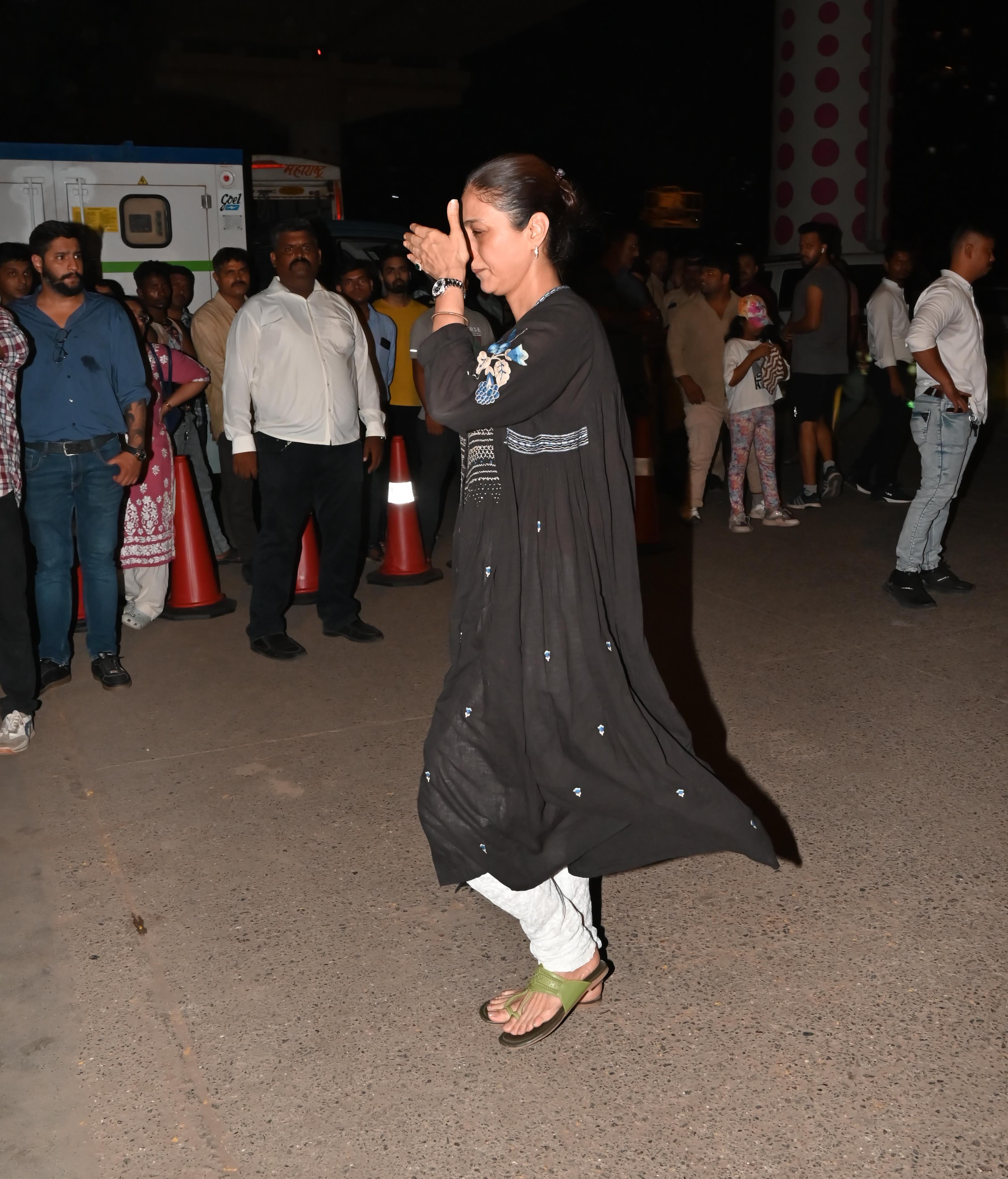 Anil Kapoor’s co-star in movies like Biwi No. 1, Tabu was among the first to reach Anil’s mother’s residence to offer her condolences. Tabu avoided the paparazzi and covered her face with her hand as she made her way inside