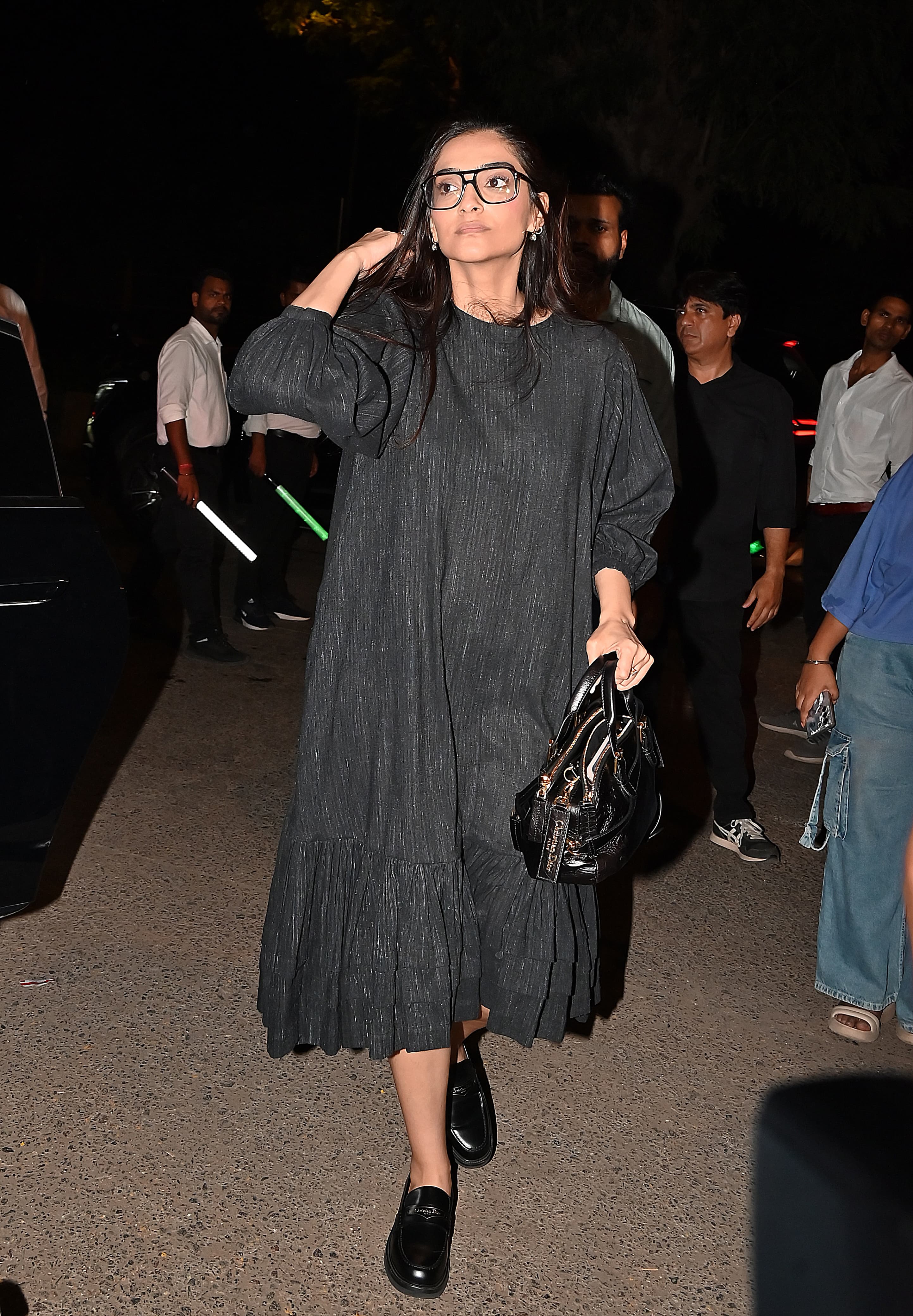 Sonam Kapoor also reached her grandmother’s residence. The actress avoided the paparazzi and quickly entered the building premises