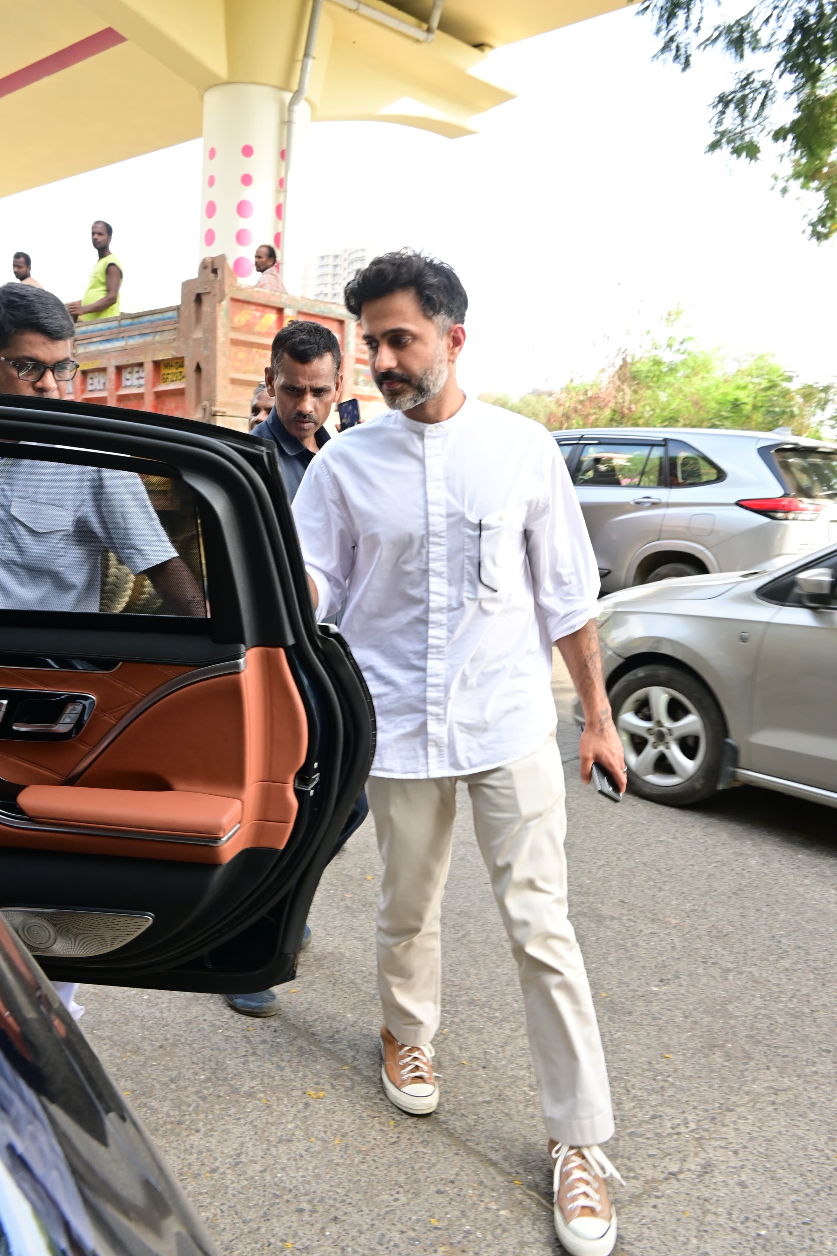 Sonam Kapoor's husband Anand Ahuja was snapped outside the actress' late grandmother Nirmal Kapoor's residence. He avoided the paparazzi stationed outside