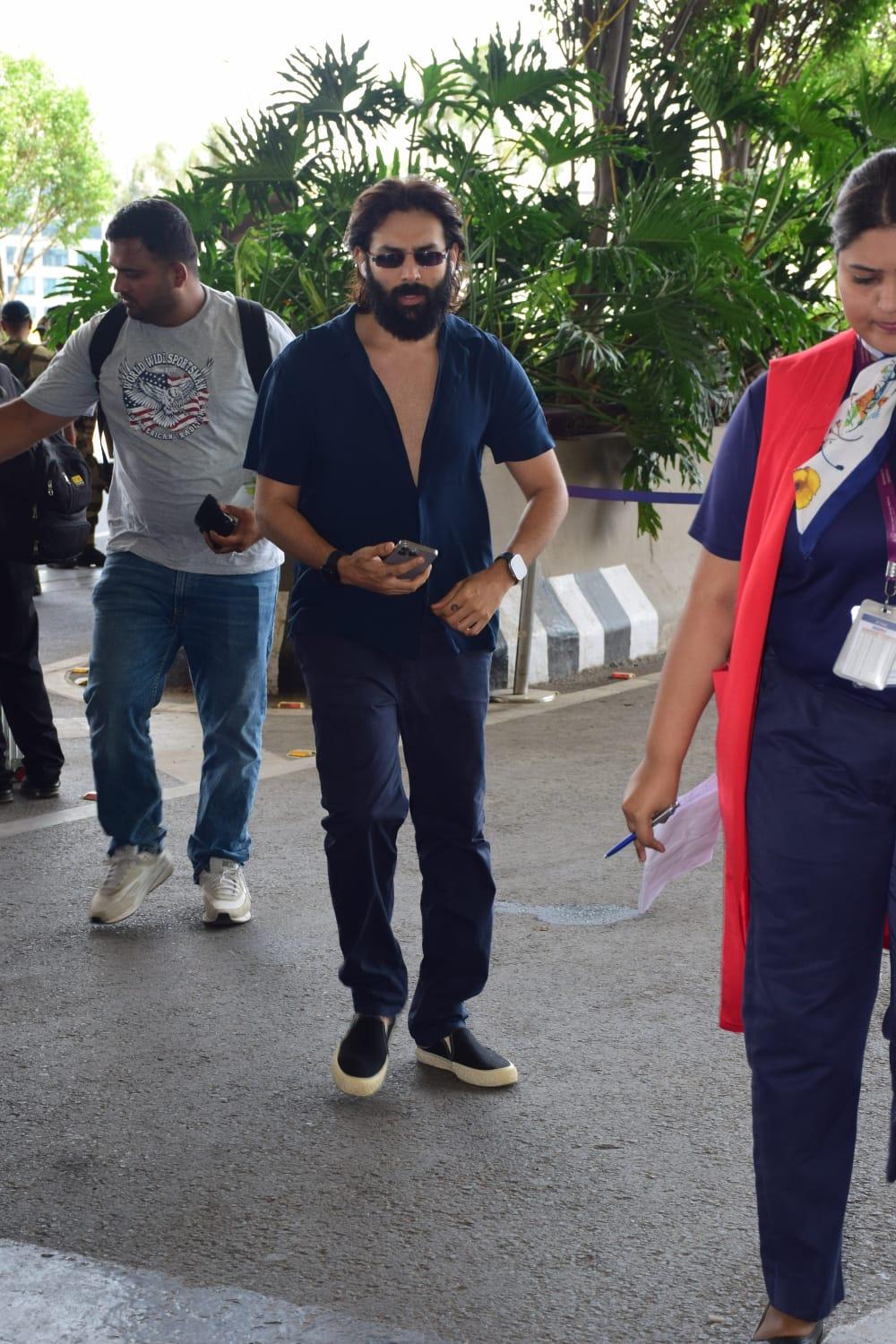 Kartik Aaryan is currently sporting a heavy beard look for his upcoming film Aashiqui. The actor looked smart in a stylish blue shirt paired with simple jeans as he made his way inside the airport