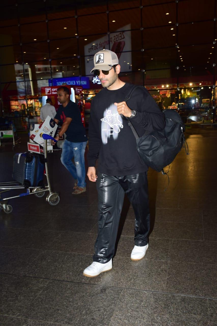 Karan Tacker looked smart in a comfy and casual outfit as he was snapped at the Mumbai airport. The actor looked stylish in an oversized T-shirt and black leather pants