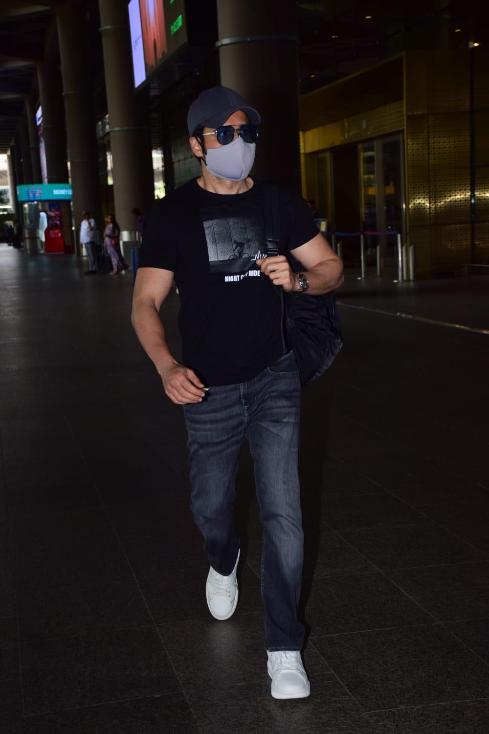 Emraan Hashmi was snapped at the Mumbai airport. The Ground Zero star looked smart as he paired a black T-shirt with blue jeans and white sneakers