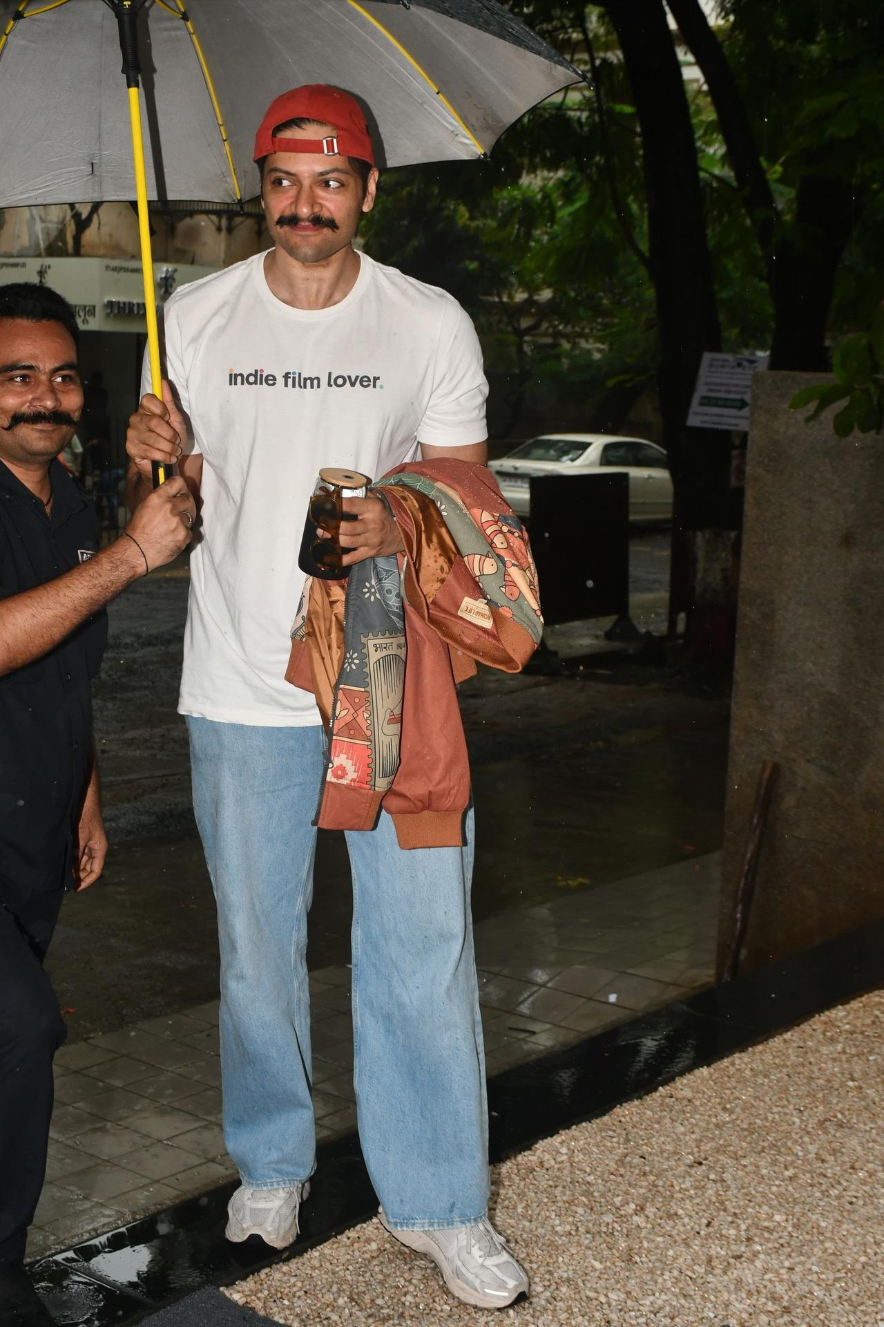 Ali Fazal looked smart in a comfy and cool outfit as he stepped out in heavy Mumbai rains. The actor was seen wearing a simple white T-shirt paired with blue jeans