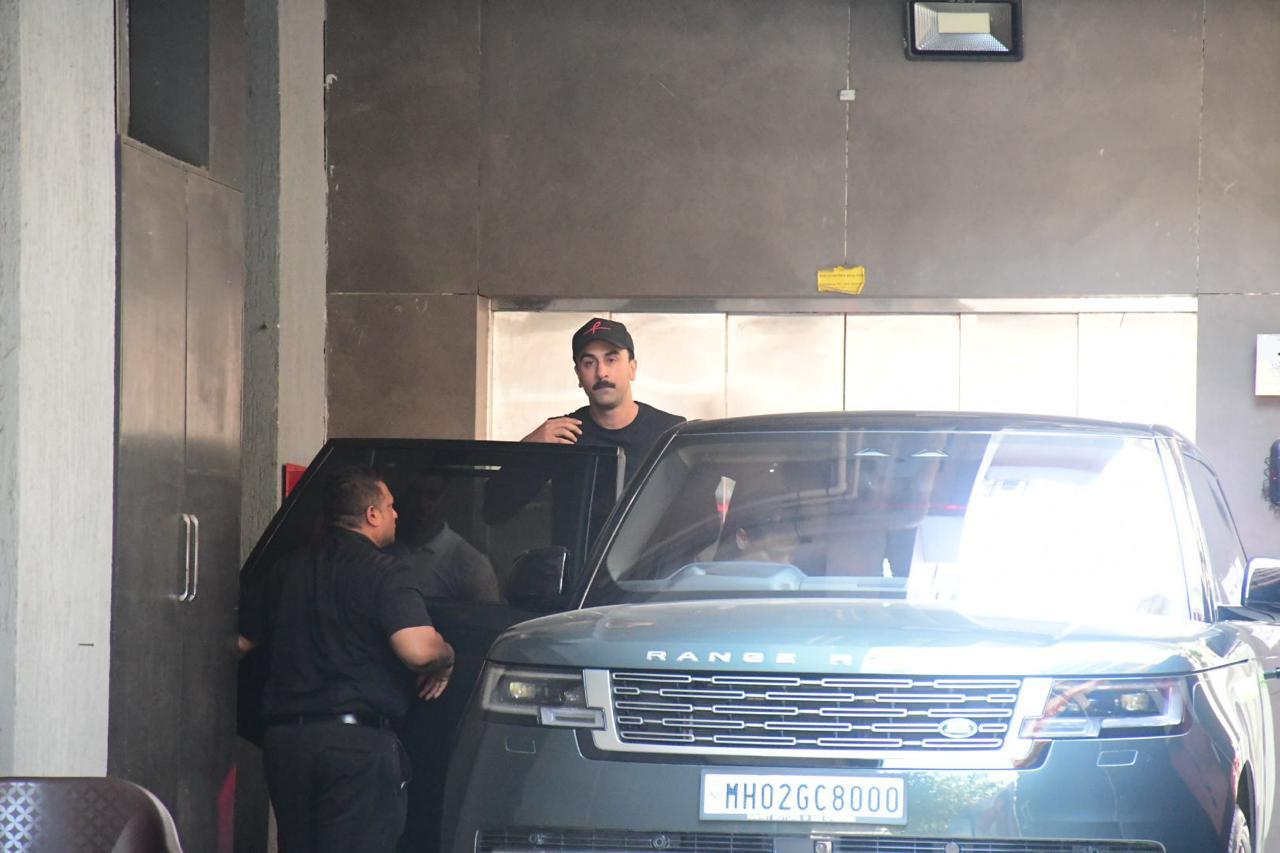Ranbir Kapoor was clicked in Bandra today. The actor didn't pose for the paparazzi stationed there, but he greeted them from a distance before entering his car. Ranbir looked quite smart in a black outfit
