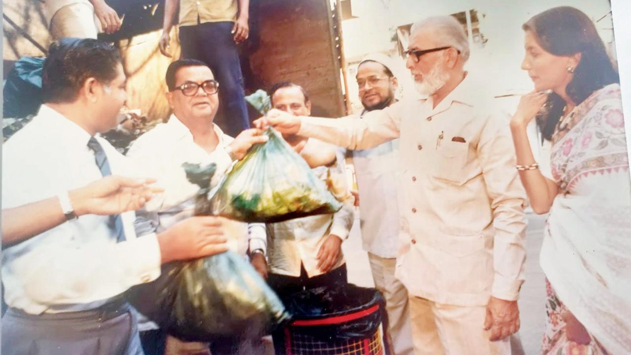 Former Atomic Energy Commission chief MR Srinivasan (second from right) at the inauguration of the Clean Mumbai Foundation’s first ‘Bag Your Garbage’ campaign in 1990. PIC COURTESY/KUNTI OZA