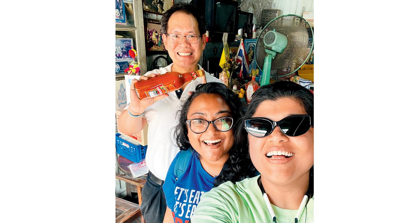 Sulakkin Suwanprasop, el bisnieto del creador de la receta, ahora dirige la tienda y le dio a Debjani Paul (centro) del domingo a medio día (Centro) y Heli Shukla (derecha) una cálida bienvenida. Fotos/ Heli Shukla y Debjani Paul