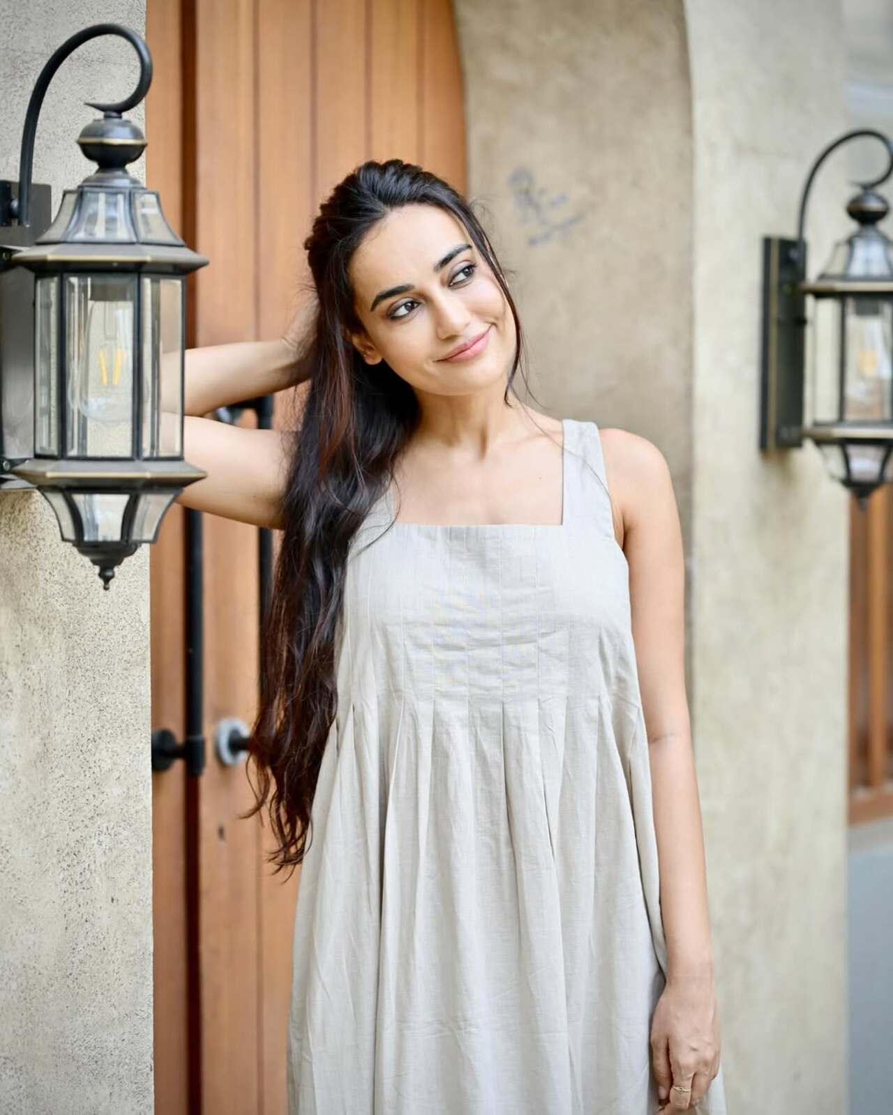 She ditched jewellery—because well, it’s just too hot—and honestly, Surbhi doesn’t need accessories to elevate her style. That radiant smile does the job