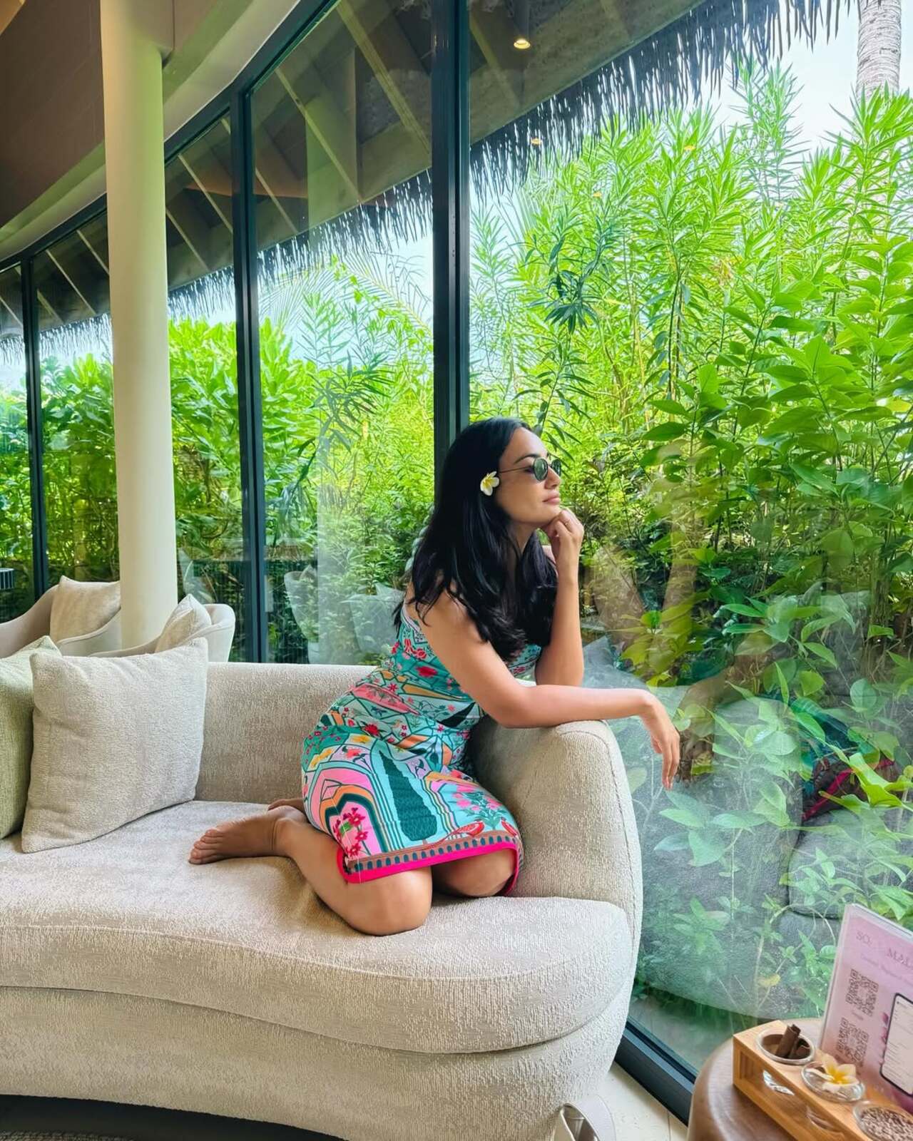 This no-makeup makeup look from Surbhi is exactly the relaxed aesthetic we need this season. With her hair styled open and adorned with a flower, she serves major monsoon fashion goals