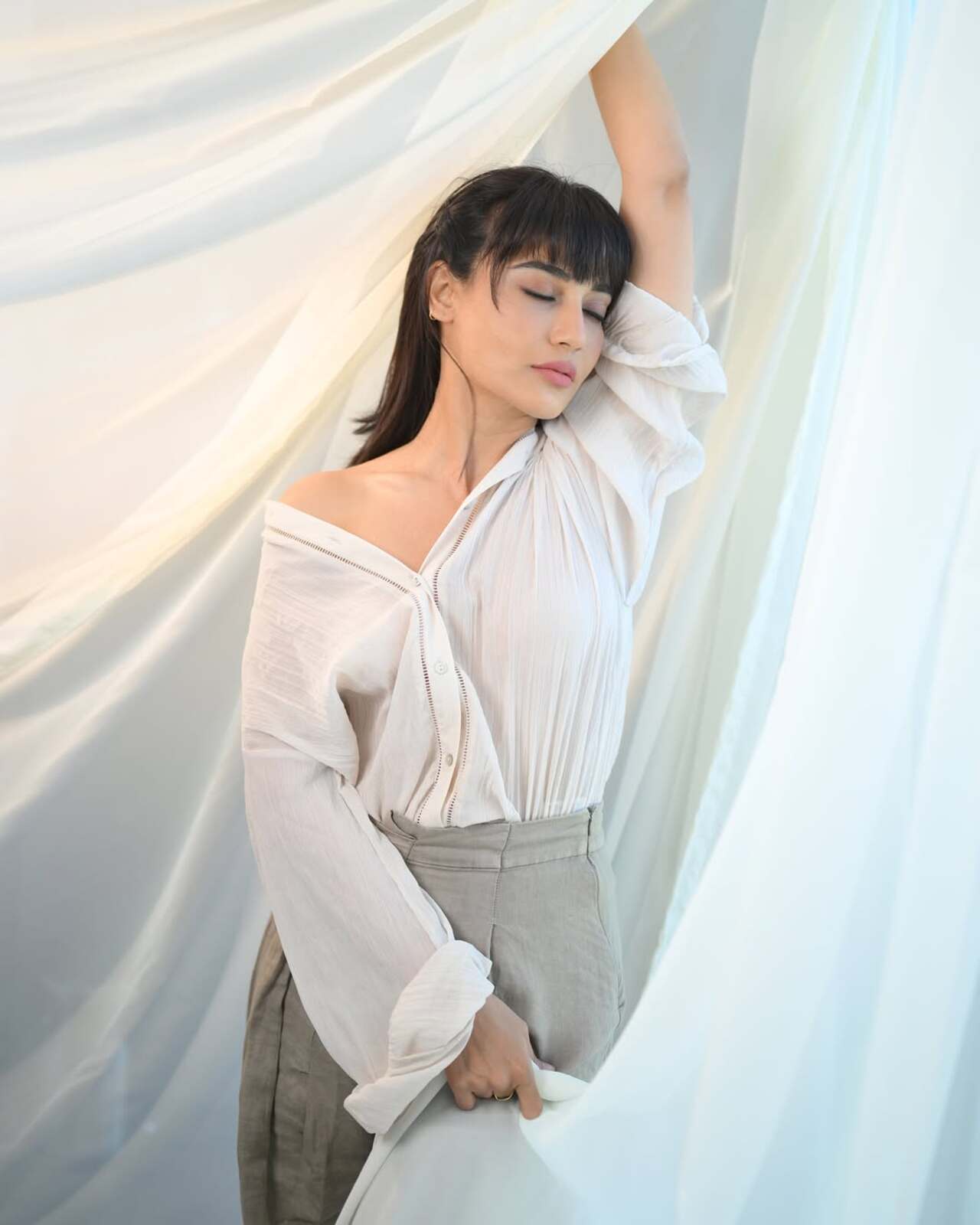 With her hair tied back in a half-clutch and bangs framing her face, Surbhi kept her makeup minimal with kohled eyes, light eyeshadow, and nude lipstick
